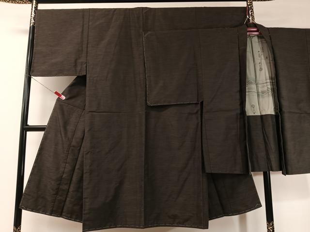 ■■■　サイズ　■■■ 【着物】 身丈 134.5cm（肩から） 裄丈 68cm 袖丈 47cm　縫込み 1cm 袖幅 34cm 前幅 36cm 後幅 36cm 着物縫いこみ 内揚げ 5cm 裄 お袖側 約3cm　身頃側 約3cm 【羽織】 身丈 89cm（肩から） 裄丈 69cm 袖丈 48cm　縫込み 1cm 袖幅 35cm 前幅 25.5cm 後幅 36cm 裄 お袖側 約2cm　身頃側 約2cm ■■■　商品詳細　■■■ 【正絹・未使用】 状態は特に目立ったシミ汚れなどもなく大変良い状態です。 大変上質な逸品になります。 お安く出品致しますので、是非この機会にいかがでしょうか？ ■■■　注意事項　■■■ ■モニター発色の具合により色合いが異なる場合がございます。 ■寸法は多少の誤差が生じる場合がございますのでご了承ください。 ■縫込みの長さが左右非対称の場合は短い部分を記載しております。 左右非対称であってもご返品・お値引き等の保証は出来かねますので、ご了承の上ご購入をお願い致します。 ■シミ等のチェックには注意を払っておりますが、見落としがある場合もございますし、個人の見解も様々ですので神経質な方のご購入はお控えください。 ■箪笥に入っておりました着物や帯なので畳みシワや匂いがあるものもございます。 ■お休みは基本的に土日祝となりますが、その他臨時でお休みする場合がございますのでご了承ください。 ■商品の発送は平日のみの発送となります。 ■夜間と土曜、日曜日はお問い合わせの回答が遅れる場合がございます。 ■当店では、お直し、紋入れ、お手入れ等は承っておりません。 ■生地の状態（ヤケ、経年劣化等）によってはサイズ直しが出来ない場合がございます。 その点もどうかご了承のうえ、ご購入をお願いいたします。 ■弊社で取り扱う商品は一点ものにつき、時期や在庫状況に応じて金額が変更となる場合がございます。 ■検針は行っておりません。予めご了承いただきますようお願いいたします。 ■【洗える着物】と記載のある商品におきましては、商品お届け後に洗濯を行ってしまってからのご返品にはご対応しかねます。 念の為、専門店でのお手入れをお願いいたします。 ■着物のサイズ目安は下記を参考ください↓ ＜女性着物＞　お端折り次第で＋5cm　−1cmが着用可能サイズ 　例）身丈170cmの場合、身長160cm〜175cm ＜男性着物＞　身丈＋約25cm〜27cm程が適応身長 　例）身丈155cmの場合、身長180〜182cm