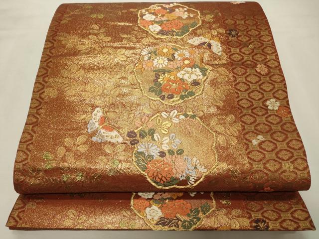 ■■■　サイズ　■■■ 長さ 428cm 幅 30.5cm程 ■■■　商品詳細　■■■ 【正絹】 詳細に関しましては、画像をご確認ください。 大変上質な逸品になります。 お安く出品致しますので、是非この機会にいかがでしょうか？ ■■■　注意事項　■■■ ■モニター発色の具合により色合いが異なる場合がございます。 ■寸法は多少の誤差が生じる場合がございますのでご了承ください。 ■縫込みの長さが左右非対称の場合は短い部分を記載しております。 左右非対称であってもご返品・お値引き等の保証は出来かねますので、ご了承の上ご購入をお願い致します。 ■シミ等のチェックには注意を払っておりますが、見落としがある場合もございますし、個人の見解も様々ですので神経質な方のご購入はお控えください。 ■箪笥に入っておりました着物や帯なので畳みシワや匂いがあるものもございます。 ■お休みは基本的に土日祝となりますが、その他臨時でお休みする場合がございますのでご了承ください。 ■商品の発送は平日のみの発送となります。 ■夜間と土曜、日曜日はお問い合わせの回答が遅れる場合がございます。 ■当店では、お直し、紋入れ、お手入れ等は承っておりません。 ■生地の状態（ヤケ、経年劣化等）によってはサイズ直しが出来ない場合がございます。 その点もどうかご了承のうえ、ご購入をお願いいたします。 ■弊社で取り扱う商品は一点ものにつき、時期や在庫状況に応じて金額が変更となる場合がございます。 ■検針は行っておりません。予めご了承いただきますようお願いいたします。 ■【洗える着物】と記載のある商品におきましては、商品お届け後に洗濯を行ってしまってからのご返品にはご対応しかねます。 念の為、専門店でのお手入れをお願いいたします。 ■着物のサイズ目安は下記を参考ください↓ ＜女性着物＞　お端折り次第で＋5cm　−1cmが着用可能サイズ 　例）身丈170cmの場合、身長160cm〜175cm ＜男性着物＞　身丈＋約25cm〜27cm程が適応身長 　例）身丈155cmの場合、身長180〜182cm