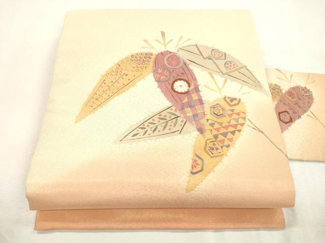 ■■■　サイズ　■■■ 長さ 354.5cm 幅 30cm程 ■■■　商品詳細　■■■ 【正絹】 状態は接写画像のように 胴回りにスレがございますが その他特に目立ったシミ汚れなどもなく大変良い状態です。 大変上質な逸品になります。 お安く出品致しますので、是非この機会にいかがでしょうか？ ■■■　注意事項　■■■ ■モニター発色の具合により色合いが異なる場合がございます。 ■寸法は多少の誤差が生じる場合がございますのでご了承ください。 ■縫込みの長さが左右非対称の場合は短い部分を記載しております。 左右非対称であってもご返品・お値引き等の保証は出来かねますので、ご了承の上ご購入をお願い致します。 ■シミ等のチェックには注意を払っておりますが、見落としがある場合もございますし、個人の見解も様々ですので神経質な方のご購入はお控えください。 ■箪笥に入っておりました着物や帯なので畳みシワや匂いがあるものもございます。 ■お休みは基本的に土日祝となりますが、その他臨時でお休みする場合がございますのでご了承ください。 ■商品の発送は平日のみの発送となります。 ■夜間と土曜、日曜日はお問い合わせの回答が遅れる場合がございます。 ■当店では、お直し、紋入れ、お手入れ等は承っておりません。 ■生地の状態（ヤケ、経年劣化等）によってはサイズ直しが出来ない場合がございます。 その点もどうかご了承のうえ、ご購入をお願いいたします。 ■弊社で取り扱う商品は一点ものにつき、時期や在庫状況に応じて金額が変更となる場合がございます。 ■検針は行っておりません。予めご了承いただきますようお願いいたします。 ■【洗える着物】と記載のある商品におきましては、商品お届け後に洗濯を行ってしまってからのご返品にはご対応しかねます。 念の為、専門店でのお手入れをお願いいたします。 ■写真に写っている物が全てになります。それ以外の付属品はございませんのでご了承ください。 ■状態に関する写真につきましては、掲載可能な写真枚数に限りがあるため、各箇所につき1枚参考画像を掲載しております。 ■着物のサイズ目安は下記を参考ください↓ ＜女性着物＞　お端折り次第で＋5cm　−1cmが着用可能サイズ 　例）身丈170cmの場合、身長160cm〜175cm ＜男性着物＞　身丈＋約25cm〜27cm程が適応身長 　例）身丈155cmの場合、身長180〜182cm