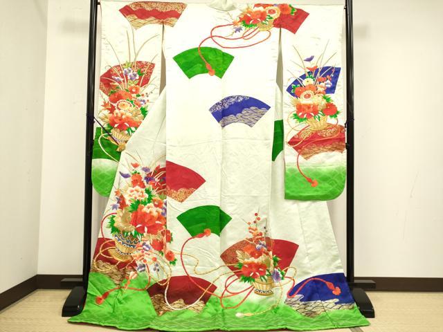 ■■■　サイズ　■■■ 身丈 181cm（肩から） 裄丈 65.5cm 袖丈 108cm　縫込み 3cm 袖幅 32.5cm 前幅 24.5cm 後幅 30.5cm 着物縫いこみ 内揚げ 0cm 裄 お袖側 約1cm　身頃側 約0cm ■■■　商品詳細　■■■ 【正絹】 状態は接写画像のように右袖・衿・上前に薄い汚れがございますが その他特に目立ったシミ汚れなどもなく大変良い状態です。 大変上質な逸品になります。 お安く出品致しますので、是非この機会にいかがでしょうか？ ■■■　注意事項　■■■ ■モニター発色の具合により色合いが異なる場合がございます。 ■寸法は多少の誤差が生じる場合がございますのでご了承ください。 ■縫込みの長さが左右非対称の場合は短い部分を記載しております。 左右非対称であってもご返品・お値引き等の保証は出来かねますので、ご了承の上ご購入をお願い致します。 ■シミ等のチェックには注意を払っておりますが、見落としがある場合もございますし、個人の見解も様々ですので神経質な方のご購入はお控えください。 ■箪笥に入っておりました着物や帯なので畳みシワや匂いがあるものもございます。 ■お休みは基本的に土日祝となりますが、その他臨時でお休みする場合がございますのでご了承ください。 ■商品の発送は平日のみの発送となります。 ■夜間と土曜、日曜日はお問い合わせの回答が遅れる場合がございます。 ■当店では、お直し、紋入れ、お手入れ等は承っておりません。 ■生地の状態（ヤケ、経年劣化等）によってはサイズ直しが出来ない場合がございます。 その点もどうかご了承のうえ、ご購入をお願いいたします。 ■弊社で取り扱う商品は一点ものにつき、時期や在庫状況に応じて金額が変更となる場合がございます。 ■検針は行っておりません。予めご了承いただきますようお願いいたします。 ■【洗える着物】と記載のある商品におきましては、商品お届け後に洗濯を行ってしまってからのご返品にはご対応しかねます。 念の為、専門店でのお手入れをお願いいたします。 ■着物のサイズ目安は下記を参考ください↓ ＜女性着物＞　お端折り次第で＋5?　−10?が着用可能サイズ 　例）身丈170?の場合、身長160?〜175? ＜男性着物＞　身丈＋約25?〜27?程が適応身長 　例）身丈155?の場合、身長180〜182?