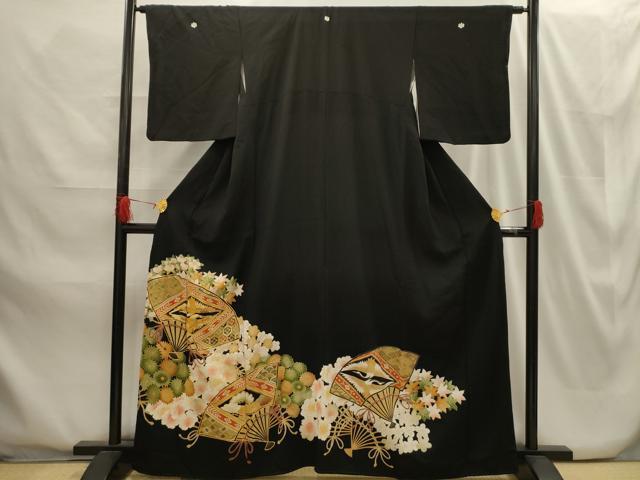 ■■■　サイズ　■■■ 身丈 162cm（肩から） 裄丈 64cm 袖丈 48.5cm　縫込み 6cm 袖幅 31.5cm 前幅 24cm 後幅 30.5cm 着物縫いこみ 内揚げ 5.5cm 裄 お袖側 約1.5cm　身頃側 約1cm ■■■　商品詳細　■■■ 【正絹・五つ紋・比翼仕立て】 状態は画像を添付しておりますので、そちらをご確認下さいますよう宜しくお願い致します。 大変上質な逸品になります。 お安く出品致しますので、是非この機会にいかがでしょうか？ ■■■　注意事項　■■■ ■モニター発色の具合により色合いが異なる場合がございます。 ■寸法は多少の誤差が生じる場合がございますのでご了承ください。 ■縫込みの長さが左右非対称の場合は短い部分を記載しております。 左右非対称であってもご返品・お値引き等の保証は出来かねますので、ご了承の上ご購入をお願い致します。 ■シミ等のチェックには注意を払っておりますが、見落としがある場合もございますし、個人の見解も様々ですので神経質な方のご購入はお控えください。 ■箪笥に入っておりました着物や帯なので畳みシワや匂いがあるものもございます。 ■お休みは基本的に土日祝となりますが、その他臨時でお休みする場合がございますのでご了承ください。 ■商品の発送は平日のみの発送となります。 ■夜間と土曜、日曜日はお問い合わせの回答が遅れる場合がございます。 ■当店では、お直し、紋入れ、お手入れ等は承っておりません。 ■生地の状態（ヤケ、経年劣化等）によってはサイズ直しが出来ない場合がございます。 その点もどうかご了承のうえ、ご購入をお願いいたします。 ■弊社で取り扱う商品は一点ものにつき、時期や在庫状況に応じて金額が変更となる場合がございます。 ■検針は行っておりません。予めご了承いただきますようお願いいたします。 ■【洗える着物】と記載のある商品におきましては、商品お届け後に洗濯を行ってしまってからのご返品にはご対応しかねます。 念の為、専門店でのお手入れをお願いいたします。 ■着物のサイズ目安は下記を参考ください↓ ＜女性着物＞　お端折り次第で＋5cm　−1cmが着用可能サイズ 　例）身丈170cmの場合、身長160cm〜175cm ＜男性着物＞　身丈＋約25cm〜27cm程が適応身長 　例）身丈155cmの場合、身長180〜182cm