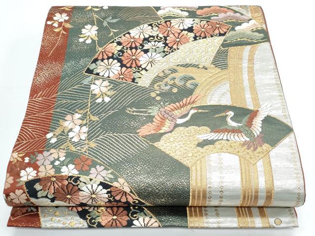 ■■■　サイズ　■■■ 長さ 424cm 幅 30.5cm程 ■■■　商品詳細　■■■ 【正絹】 詳細に関しましては、画像をご確認ください。 大変上質な逸品になります。 お安く出品致しますので、是非この機会にいかがでしょうか？ ■■■　注意事項　■■■ ■モニター発色の具合により色合いが異なる場合がございます。 ■寸法は多少の誤差が生じる場合がございますのでご了承ください。 ■縫込みの長さが左右非対称の場合は短い部分を記載しております。 左右非対称であってもご返品・お値引き等の保証は出来かねますので、ご了承の上ご購入をお願い致します。 ■シミ等のチェックには注意を払っておりますが、見落としがある場合もございますし、個人の見解も様々ですので神経質な方のご購入はお控えください。 ■箪笥に入っておりました着物や帯なので畳みシワや匂いがあるものもございます。 ■お休みは基本的に土日祝となりますが、その他臨時でお休みする場合がございますのでご了承ください。 ■商品の発送は平日のみの発送となります。 ■夜間と土曜、日曜日はお問い合わせの回答が遅れる場合がございます。 ■当店では、お直し、紋入れ、お手入れ等は承っておりません。 ■生地の状態（ヤケ、経年劣化等）によってはサイズ直しが出来ない場合がございます。 その点もどうかご了承のうえ、ご購入をお願いいたします。 ■弊社で取り扱う商品は一点ものにつき、時期や在庫状況に応じて金額が変更となる場合がございます。 ■検針は行っておりません。予めご了承いただきますようお願いいたします。 ■【洗える着物】と記載のある商品におきましては、商品お届け後に洗濯を行ってしまってからのご返品にはご対応しかねます。 念の為、専門店でのお手入れをお願いいたします。 ■着物のサイズ目安は下記を参考ください↓ ＜女性着物＞　お端折り次第で＋5cm　−1cmが着用可能サイズ 　例）身丈170cmの場合、身長160cm〜175cm ＜男性着物＞　身丈＋約25cm〜27cm程が適応身長 　例）身丈155cmの場合、身長180〜182cm