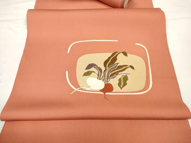 ■■■　サイズ　■■■ 幅 　約34.5cm ■■■　商品詳細　■■■ 【正絹・未使用】 状態は接写画像のように裏面に薄い汚れがございます。 大変上質な逸品になります。 お安く出品致しますので、是非この機会にいかがでしょうか？ ■■■　注意事項　■■■ ■モニター発色の具合により色合いが異なる場合がございます。 ■寸法は多少の誤差が生じる場合がございますのでご了承ください。 ■縫込みの長さが左右非