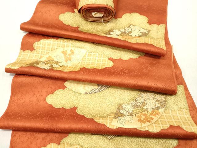 ■■■　サイズ　■■■ 長さ　　着尺分あり 幅　　　約35.5cm ■■■　商品詳細　■■■ 【正絹・未使用】 状態は接写画像のように表地所々・裏面所々に薄い汚れがございます。 大変上質な逸品になります。 お安く出品致しますので、是非この機会にいかがでしょうか？ ■■■　注意事項　■■■ ■モニター発色の具合により色合いが異なる場合がございます。 ■寸法は多少の誤差が生じる場合がございますのでご了承ください。 ■縫込みの長さが左右非対称の場合は短い部分を記載しております。 左右非対称であってもご返品・お値引き等の保証は出来かねますので、ご了承の上ご購入をお願い致します。 ■シミ等のチェックには注意を払っておりますが、見落としがある場合もございますし、個人の見解も様々ですので神経質な方のご購入はお控えください。 ■箪笥に入っておりました着物や帯なので畳みシワや匂いがあるものもございます。 ■お休みは基本的に土日祝となりますが、その他臨時でお休みする場合がございますのでご了承ください。 ■商品の発送は平日のみの発送となります。 ■夜間と土曜、日曜日はお問い合わせの回答が遅れる場合がございます。 ■当店では、お直し、紋入れ、お手入れ等は承っておりません。 ■生地の状態（ヤケ、経年劣化等）によってはサイズ直しが出来ない場合がございます。 その点もどうかご了承のうえ、ご購入をお願いいたします。 ■弊社で取り扱う商品は一点ものにつき、時期や在庫状況に応じて金額が変更となる場合がございます。 ■検針は行っておりません。予めご了承いただきますようお願いいたします。 ■【洗える着物】と記載のある商品におきましては、商品お届け後に洗濯を行ってしまってからのご返品にはご対応しかねます。 念の為、専門店でのお手入れをお願いいたします。 ■着物のサイズ目安は下記を参考ください↓ ＜女性着物＞　お端折り次第で＋5cm　−1cmが着用可能サイズ 　例）身丈170cmの場合、身長160cm〜175cm ＜男性着物＞　身丈＋約25cm〜27cm程が適応身長 　例）身丈155cmの場合、身長180〜182cm