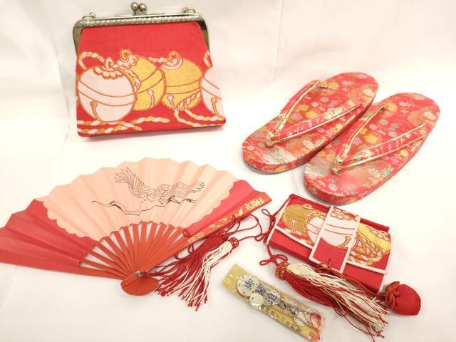 ■■■　サイズ　■■■ 【草　履】 長さ　　 20.5cm 幅　　　 7cm 踵高さ　 4.5cm 【バッグ】 横　　　17.5cm 縦　　　12.5cm　取っ手込み　24cm 奥行き　4.5cm ■■■　商品詳細　■■■ 状態は参考画像のように草履・筥迫に汚れがございます。 その他特に目立ったシミ汚れなどもなく大変良い状態です。 大変上質な逸品になります。 お安く出品致しますので、是非この機会にいかがでしょうか？ ■■■　注意事項　■■■ ■モニター発色の具合により色合いが異なる場合がございます。 ■寸法は多少の誤差が生じる場合がございますのでご了承ください。 ■縫込みの長さが左右非対称の場合は短い部分を記載しております。 左右非対称であってもご返品・お値引き等の保証は出来かねますので、ご了承の上ご購入をお願い致します。 ■シミ等のチェックには注意を払っておりますが、見落としがある場合もございますし、個人の見解も様々ですので神経質な方のご購入はお控えください。 ■箪笥に入っておりました着物や帯なので畳みシワや匂いがあるものもございます。 ■お休みは基本的に土日祝となりますが、その他臨時でお休みする場合がございますのでご了承ください。 ■商品の発送は平日のみの発送となります。 ■夜間と土曜、日曜日はお問い合わせの回答が遅れる場合がございます。 ■当店では、お直し、紋入れ、お手入れ等は承っておりません。 ■生地の状態（ヤケ、経年劣化等）によってはサイズ直しが出来ない場合がございます。 その点もどうかご了承のうえ、ご購入をお願いいたします。 ■弊社で取り扱う商品は一点ものにつき、時期や在庫状況に応じて金額が変更となる場合がございます。 ■検針は行っておりません。予めご了承いただきますようお願いいたします。 ■【洗える着物】と記載のある商品におきましては、商品お届け後に洗濯を行ってしまってからのご返品にはご対応しかねます。 念の為、専門店でのお手入れをお願いいたします。 ■写真に写っている物が全てになります。それ以外の付属品はございませんのでご了承ください。 ■状態に関する写真につきましては、掲載可能な写真枚数に限りがあるため、各箇所につき1枚参考画像を掲載しております。 ■着物のサイズ目安は下記を参考ください↓ ＜女性着物＞　お端折り次第で＋5cm　−1cmが着用可能サイズ 　例）身丈170cmの場合、身長160cm〜175cm ＜男性着物＞　身丈＋約25cm〜27cm程が適応身長 　例）身丈155cmの場合、身長180〜182cm