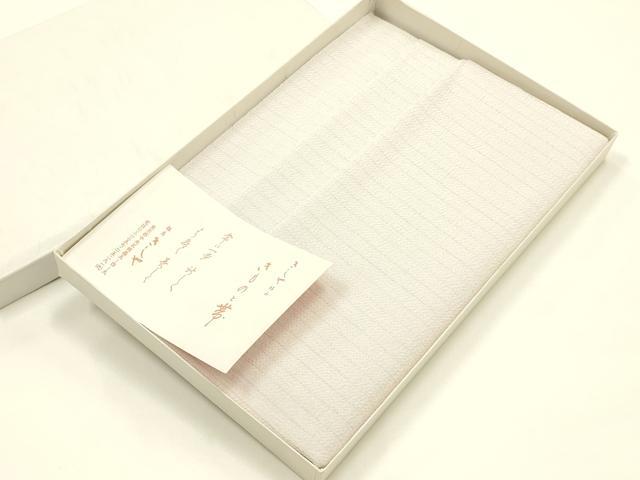 ■■■　商品詳細　■■■ 【未使用】 状態は特に目立ったシミ汚れなどもなく大変良い状態です。 大変上質な逸品になります。 お安く出品致しますので、是非この機会にいかがでしょうか？ ■■■　注意事項　■■■ ■モニター発色の具合により色合いが異なる場合がございます。 ■寸法は多少の誤差が生じる場合がございますのでご了承ください。 ■縫込みの長さが左右非対称の場合は短い部分を記載しております。 左右非対称であってもご返品・お値引き等の保証は出来かねますので、ご了承の上ご購入をお願い致します。 ■シミ等のチェックには注意を払っておりますが、見落としがある場合もございますし、個人の見解も様々ですので神経質な方のご購入はお控えください。 ■箪笥に入っておりました着物や帯なので畳みシワや匂いがあるものもございます。 ■お休みは基本的に土日祝となりますが、その他臨時でお休みする場合がございますのでご了承ください。 ■商品の発送は平日のみの発送となります。 ■夜間と土曜、日曜日はお問い合わせの回答が遅れる場合がございます。 ■当店では、お直し、紋入れ、お手入れ等は承っておりません。 ■生地の状態（ヤケ、経年劣化等）によってはサイズ直しが出来ない場合がございます。 その点もどうかご了承のうえ、ご購入をお願いいたします。 ■弊社で取り扱う商品は一点ものにつき、時期や在庫状況に応じて金額が変更となる場合がございます。 ■検針は行っておりません。予めご了承いただきますようお願いいたします。 ■【洗える着物】と記載のある商品におきましては、商品お届け後に洗濯を行ってしまってからのご返品にはご対応しかねます。 念の為、専門店でのお手入れをお願いいたします。 ■写真に写っている物が全てになります。それ以外の付属品はございませんのでご了承ください。 ■状態に関する写真につきましては、掲載可能な写真枚数に限りがあるため、各箇所につき1枚参考画像を掲載しております。 ■着物のサイズ目安は下記を参考ください↓ ＜女性着物＞　お端折り次第で＋5cm　－1cmが着用可能サイズ 　例）身丈170cmの場合、身長160cm～175cm ＜男性着物＞　身丈＋約25cm～27cm程が適応身長 　例）身丈155cmの場合、身長180～182cm
