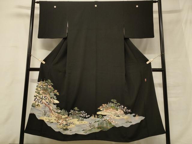 ■■■　サイズ　■■■ 身丈 147.5cm（肩から） 裄丈 62.5cm 袖丈 43.5cm　縫込み 6.5cm 袖幅 32.5cm 前幅 23.5cm 後幅 31cm 着物縫いこみ 内揚げ 8.5cm 裄 お袖側 約2cm　身頃側 約3.5cm ■■■　商品詳細　■■■ 【正絹・五つ紋・比翼仕立て】 状態は画像を添付しておりますので、そちらをご確認下さいますよう宜しくお願い致します。 大変上質な逸品になります。 お安く出品致しますので、是非この機会にいかがでしょうか？ ■■■　注意事項　■■■ ■モニター発色の具合により色合いが異なる場合がございます。 ■寸法は多少の誤差が生じる場合がございますのでご了承ください。 ■縫込みの長さが左右非対称の場合は短い部分を記載しております。 左右非対称であってもご返品・お値引き等の保証は出来かねますので、ご了承の上ご購入をお願い致します。 ■シミ等のチェックには注意を払っておりますが、見落としがある場合もございますし、個人の見解も様々ですので神経質な方のご購入はお控えください。 ■箪笥に入っておりました着物や帯なので畳みシワや匂いがあるものもございます。 ■お休みは基本的に土日祝となりますが、その他臨時でお休みする場合がございますのでご了承ください。 ■商品の発送は平日のみの発送となります。 ■夜間と土曜、日曜日はお問い合わせの回答が遅れる場合がございます。 ■当店では、お直し、紋入れ、お手入れ等は承っておりません。 ■生地の状態（ヤケ、経年劣化等）によってはサイズ直しが出来ない場合がございます。 その点もどうかご了承のうえ、ご購入をお願いいたします。 ■弊社で取り扱う商品は一点ものにつき、時期や在庫状況に応じて金額が変更となる場合がございます。 ■検針は行っておりません。予めご了承いただきますようお願いいたします。 ■【洗える着物】と記載のある商品におきましては、商品お届け後に洗濯を行ってしまってからのご返品にはご対応しかねます。 念の為、専門店でのお手入れをお願いいたします。 ■着物のサイズ目安は下記を参考ください↓ ＜女性着物＞　お端折り次第で＋5cm　−1cmが着用可能サイズ 　例）身丈170cmの場合、身長160cm〜175cm ＜男性着物＞　身丈＋約25cm〜27cm程が適応身長 　例）身丈155cmの場合、身長180〜182cm