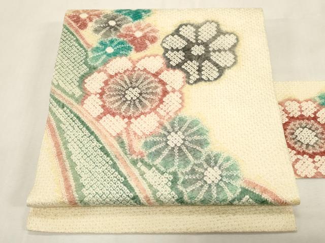 ■■■　サイズ　■■■ 長さ 369.5cm 幅 30.5cm程 ■■■　商品詳細　■■■ 【正絹】 状態は接写画像のように 太鼓・前柄に薄い汚れがございますが その他特に目立ったシミ汚れなどもなく大変良い状態です。 絞りのお着物の中でも最高級として知られる名門【藤娘きぬたや】。 創業者から受け継ぐ、『誰も創ることが出来ない絞り・誰も創ろうとしない絞り』を コンセプトに美の限界に挑戦し、究極の絞りを追及し続けています。 図案から全てがオリジナルで自社製造を行い、 親子三代にわたって受け継がれていく着物を目指しています。 高度な技術を要する複雑な絞りに「藤娘五色」を基とする 手挿し染めによる染色を加えることにて「藤娘しぼり」が生み出されています。 創り出す作品の数々は、未だ見ぬ、お召になる方の幸せを願い、 一点一点、真心を込め創作されます。 ニューヨークでの個展を3度開催し、それが縁でメトロポリタン美術館に『宴』を永久所蔵され、 「美しいきもの」にも毎号紹介される、きぬたやの貫禄が感じられます。 大変上質な逸品になります。 お安く出品致しますので、是非この機会にいかがでしょうか？ ※太鼓上部に接ぎがございます。 ■■■　注意事項　■■■ ■モニター発色の具合により色合いが異なる場合がございます。 ■寸法は多少の誤差が生じる場合がございますのでご了承ください。 ■縫込みの長さが左右非対称の場合は短い部分を記載しております。 左右非対称であってもご返品・お値引き等の保証は出来かねますので、ご了承の上ご購入をお願い致します。 ■シミ等のチェックには注意を払っておりますが、見落としがある場合もございますし、個人の見解も様々ですので神経質な方のご購入はお控えください。 ■箪笥に入っておりました着物や帯なので畳みシワや匂いがあるものもございます。 ■お休みは基本的に土日祝となりますが、その他臨時でお休みする場合がございますのでご了承ください。 ■商品の発送は平日のみの発送となります。 ■夜間と土曜、日曜日はお問い合わせの回答が遅れる場合がございます。 ■当店では、お直し、紋入れ、お手入れ等は承っておりません。 ■生地の状態（ヤケ、経年劣化等）によってはサイズ直しが出来ない場合がございます。 その点もどうかご了承のうえ、ご購入をお願いいたします。 ■弊社で取り扱う商品は一点ものにつき、時期や在庫状況に応じて金額が変更となる場合がございます。 ■検針は行っておりません。予めご了承いただきますようお願いいたします。 ■【洗える着物】と記載のある商品におきましては、商品お届け後に洗濯を行ってしまってからのご返品にはご対応しかねます。 念の為、専門店でのお手入れをお願いいたします。 ■写真に写っている物が全てになります。それ以外の付属品はございませんのでご了承ください。 ■状態に関する写真につきましては、掲載可能な写真枚数に限りがあるため、各箇所につき1枚参考画像を掲載しております。 ■着物のサイズ目安は下記を参考ください↓ ＜女性着物＞　お端折り次第で＋5cm　－1cmが着用可能サイズ 　例）身丈170cmの場合、身長160cm～175cm ＜男性着物＞　身丈＋約25cm～27cm程が適応身長 　例）身丈155cmの場合、身長180～182cm