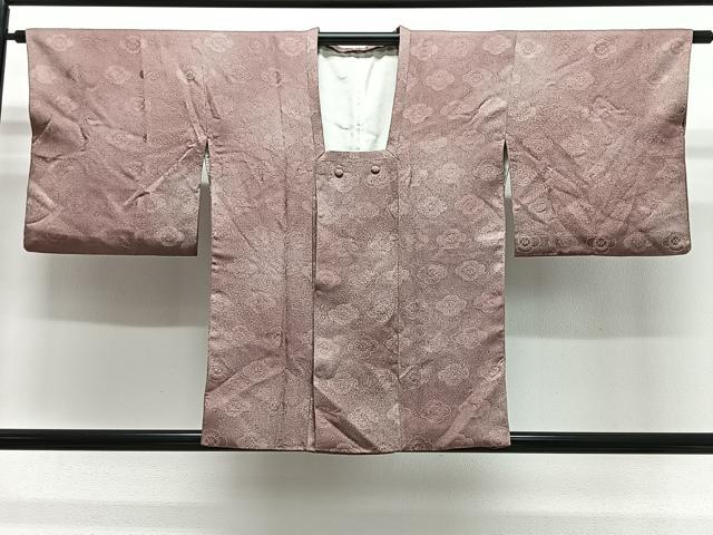■■■　サイズ　■■■ 身丈 79cm（肩から） 裄丈 63.5cm 袖丈 44.5cm　縫込み 3.5cm 袖幅 33cm 前幅 19cm 後幅 30.5cm 裄 お袖側 約1cm　身頃側 約3cm ■■■　商品詳細　■■■ 【正絹】 状態は特に目立ったシミ汚れなどもなく大変良い状態です。 大変上質な逸品になります。 お安く出品致しますので、是非この機会にいかがでしょうか？ ■■■　注意事項　■■■ ■モニター発色の具合により色合いが異なる場合がございます。 ■寸法は多少の誤差が生じる場合がございますのでご了承ください。 ■縫込みの長さが左右非対称の場合は短い部分を記載しております。 左右非対称であってもご返品・お値引き等の保証は出来かねますので、ご了承の上ご購入をお願い致します。 ■シミ等のチェックには注意を払っておりますが、見落としがある場合もございますし、個人の見解も様々ですので神経質な方のご購入はお控えください。 ■箪笥に入っておりました着物や帯なので畳みシワや匂いがあるものもございます。 ■お休みは基本的に土日祝となりますが、その他臨時でお休みする場合がございますのでご了承ください。 ■商品の発送は平日のみの発送となります。 ■夜間と土曜、日曜日はお問い合わせの回答が遅れる場合がございます。 ■当店では、お直し、紋入れ、お手入れ等は承っておりません。 ■生地の状態（ヤケ、経年劣化等）によってはサイズ直しが出来ない場合がございます。 その点もどうかご了承のうえ、ご購入をお願いいたします。 ■弊社で取り扱う商品は一点ものにつき、時期や在庫状況に応じて金額が変更となる場合がございます。 ■検針は行っておりません。予めご了承いただきますようお願いいたします。 ■【洗える着物】と記載のある商品におきましては、商品お届け後に洗濯を行ってしまってからのご返品にはご対応しかねます。 念の為、専門店でのお手入れをお願いいたします。 ■写真に写っている物が全てになります。それ以外の付属品はございませんのでご了承ください。 ■状態に関する写真につきましては、掲載可能な写真枚数に限りがあるため、各箇所につき1枚参考画像を掲載しております。 ■着物のサイズ目安は下記を参考ください↓ ＜女性着物＞　お端折り次第で＋5cm　−1cmが着用可能サイズ 　例）身丈170cmの場合、身長160cm〜175cm ＜男性着物＞　身丈＋約25cm〜27cm程が適応身長 　例）身丈155cmの場合、身長180〜182cm