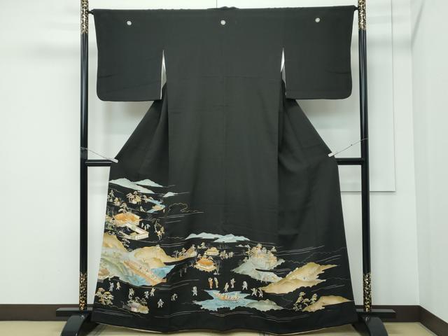 ■■■　サイズ　■■■ 身丈 163cm（肩から） 裄丈 65cm 袖丈 48cm　縫込み　11cm 袖幅 33cm 前幅 23.5cm 後幅 28.5cm 着物縫いこみ 内揚げ 1cm 裄 お袖側 約 1.5cm　身頃側 約 1.5cm ■■■　商品詳細　■■■ 【正絹・五つ紋・比翼仕立て】 状態は接写画像のように、おくみ・上前に薄いシミ、後身頃に薄い汚れがございますが その他特に目立ったシミ汚れなどもなく大変良い状態です。 100年以上の歴史を持つ大彦。 芸術的な価値も高い大彦の着物は、 世界中のコレクターや目利きたちに愛されており、 それは昔も今も変わっていません。 職人が丁寧にひとつひとつを作り上げているため、 全てが一点ものとなっています。 元々大彦は、初代野口彦兵衛が呉服業の道に進むことから始まります。 様々な染色技術の研究を行い独自の意匠で、 京友禅に劣らない東京友禅をつくりだしました。 初代の野口彦兵衛に続き、二代目 野口真造、 三代目 野口彦太郎、四代目 野口真太郎と伝統が引き継がれています。 手描き友禅の熟練の技を遺憾なく発揮しつつ、 日本刺繍の精緻さを兼ね備えた大変素晴らしい作品となっています。 大彦の友禅染の特徴として、江戸時代から続く伝統的な技法、 糸目糊で模様の輪郭線を描き、色を挿す江戸友禅の技法が取り入られています。 その江戸友禅に手刺繍を施し、大胆ながらも繊細で豪華であることが特徴的です。 施される刺繍は、繊細さだけではなく技法の種類や、 細部の厚みなどが感じさせるもので、最高峰といわれる所以です。 大変上質な極上の逸品になります。 お安く出品致しますので、是非この機会にいかがでしょうか？ ■■■　注意事項　■■■ ■モニター発色の具合により色合いが異なる場合がございます。 ■寸法は多少の誤差が生じる場合がございますのでご了承ください。 ■縫込みの長さが左右非対称の場合は短い部分を記載しております。 左右非対称であってもご返品・お値引き等の保証は出来かねますので、ご了承の上ご購入をお願い致します。 ■シミ等のチェックには注意を払っておりますが、見落としがある場合もございますし、個人の見解も様々ですので神経質な方のご購入はお控えください。 ■箪笥に入っておりました着物や帯なので畳みシワや匂いがあるものもございます。 ■お休みは基本的に土日祝となりますが、その他臨時でお休みする場合がございますのでご了承ください。 ■商品の発送は平日のみの発送となります。 ■夜間と土曜、日曜日はお問い合わせの回答が遅れる場合がございます。 ■当店では、お直し、紋入れ、お手入れ等は承っておりません。 ■生地の状態（ヤケ、経年劣化等）によってはサイズ直しが出来ない場合がございます。 その点もどうかご了承のうえ、ご購入をお願いいたします。 ■弊社で取り扱う商品は一点ものにつき、時期や在庫状況に応じて金額が変更となる場合がございます。 ■検針は行っておりません。予めご了承いただきますようお願いいたします。 ■【洗える着物】と記載のある商品におきましては、商品お届け後に洗濯を行ってしまってからのご返品にはご対応しかねます。 念の為、専門店でのお手入れをお願いいたします。 ■着物のサイズ目安は下記を参考ください↓ ＜女性着物＞　お端折り次第で＋5?　−10?が着用可能サイズ 　例）身丈170?の場合、身長160?〜175? ＜男性着物＞　身丈＋約25?〜27?程が適応身長 　例）身丈155?の場合、身長180〜182?
