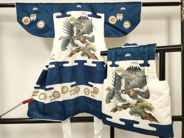 ■■■　サイズ　■■■ 【祝着】 身丈 78cm（肩から） 裄丈 41cm（肩上げ　0cm） 袖丈 24.5cm　縫込み 0cm 袖幅 23.5cm 前幅 15cm 後幅 16cm 着物縫いこみ 内揚げ 0cm （腰上げ　0cm） 裄 お袖側 約1cm　身頃側 約0cm 【被布】 身丈 46.5cm（肩から） 裄丈 13.5cm（肩上げ　2cm） ■■■　商品詳細　■■■ 着物・被布【正絹・五つ紋】のいずれも 状態は特に目立ったシミ汚れなどもなく大変良い状態です。 大変上質な逸品になります。 お安く出品致しますので、是非この機会にいかがでしょうか？ ※着物の肩上げと腰上げがされておりません。 ■■■　注意事項　■■■ ■モニター発色の具合により色合いが異なる場合がございます。 ■寸法は多少の誤差が生じる場合がございますのでご了承ください。 ■縫込みの長さが左右非対称の場合は短い部分を記載しております。 左右非対称であってもご返品・お値引き等の保証は出来かねますので、ご了承の上ご購入をお願い致します。 ■シミ等のチェックには注意を払っておりますが、見落としがある場合もございますし、個人の見解も様々ですので神経質な方のご購入はお控えください。 ■箪笥に入っておりました着物や帯なので畳みシワや匂いがあるものもございます。 ■お休みは基本的に土日祝となりますが、その他臨時でお休みする場合がございますのでご了承ください。 ■商品の発送は平日のみの発送となります。 ■夜間と土曜、日曜日はお問い合わせの回答が遅れる場合がございます。 ■当店では、お直し、紋入れ、お手入れ等は承っておりません。 ■生地の状態（ヤケ、経年劣化等）によってはサイズ直しが出来ない場合がございます。 その点もどうかご了承のうえ、ご購入をお願いいたします。 ■弊社で取り扱う商品は一点ものにつき、時期や在庫状況に応じて金額が変更となる場合がございます。 ■検針は行っておりません。予めご了承いただきますようお願いいたします。 ■【洗える着物】と記載のある商品におきましては、商品お届け後に洗濯を行ってしまってからのご返品にはご対応しかねます。 念の為、専門店でのお手入れをお願いいたします。 ■着物のサイズ目安は下記を参考ください↓ ＜女性着物＞　お端折り次第で＋5cm　−1cmが着用可能サイズ 　例）身丈170cmの場合、身長160cm〜175cm ＜男性着物＞　身丈＋約25cm〜27cm程が適応身長 　例）身丈155cmの場合、身長180〜182cm