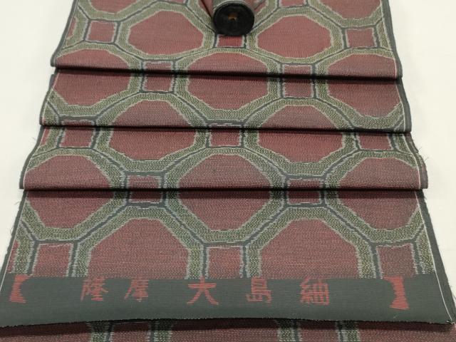 ■■■　サイズ　■■■ 長さ　　着尺分あり 幅　　　約37cm ■■■　商品詳細　■■■ 【正絹・未使用】 状態は特に目立ったシミ汚れなどもなく大変良い状態です。 大変上質な逸品になります。 お安く出品致しますので、是非この機会にいかがでしょうか？ ■■■　注意事項　■■■ ■モニター発色の具合により色合いが異なる場合がございます。 ■寸法は多少の誤差が生じる場合がございますのでご了承ください。 ■縫込みの長さが左右非対称の場合は短い部分を記載しております。 左右非対称であってもご返品・お値引き等の保証は出来かねますので、ご了承の上ご購入をお願い致します。 ■シミ等のチェックには注意を払っておりますが、見落としがある場合もございますし、個人の見解も様々ですので神経質な方のご購入はお控えください。 ■箪笥に入っておりました着物や帯なので畳みシワや匂いがあるものもございます。 ■お休みは基本的に土日祝となりますが、その他臨時でお休みする場合がございますのでご了承ください。 ■商品の発送は平日のみの発送となります。 ■夜間と土曜、日曜日はお問い合わせの回答が遅れる場合がございます。 ■当店では、お直し、紋入れ、お手入れ等は承っておりません。 ■生地の状態（ヤケ、経年劣化等）によってはサイズ直しが出来ない場合がございます。 その点もどうかご了承のうえ、ご購入をお願いいたします。 ■弊社で取り扱う商品は一点ものにつき、時期や在庫状況に応じて金額が変更となる場合がございます。 ■検針は行っておりません。予めご了承いただきますようお願いいたします。 ■【洗える着物】と記載のある商品におきましては、商品お届け後に洗濯を行ってしまってからのご返品にはご対応しかねます。 念の為、専門店でのお手入れをお願いいたします。 ■着物のサイズ目安は下記を参考ください↓ ＜女性着物＞　お端折り次第で＋5cm　−1cmが着用可能サイズ 　例）身丈170cmの場合、身長160cm〜175cm ＜男性着物＞　身丈＋約25cm〜27cm程が適応身長 　例）身丈155cmの場合、身長180〜182cm