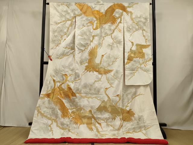 ■■■　サイズ　■■■ 身丈 182.5cm（肩から） 裄丈 64cm 袖丈 104cm　縫込み 4.5cm 袖幅 31.5cm 前幅 25cm 後幅 30.5cm 着物縫いこみ 内揚げ 0cm 裄 お袖側 約1cm　身頃側 約1.5cm ■■■　商品詳細　■■■ 【正絹・ふき綿仕立て】 状態は接写画像のように袖口・衿・上前おくみに薄い汚れがございますが その他特に目立ったシミ汚れなどもなく大変良い状態です。 大変上質な逸品になります。 お安く出品致しますので、是非この機会にいかがでしょうか？ ■■■　注意事項　■■■ ■モニター発色の具合により色合いが異なる場合がございます。 ■寸法は多少の誤差が生じる場合がございますのでご了承ください。 ■縫込みの長さが左右非対称の場合は短い部分を記載しております。 左右非対称であってもご返品・お値引き等の保証は出来かねますので、ご了承の上ご購入をお願い致します。 ■シミ等のチェックには注意を払っておりますが、見落としがある場合もございますし、個人の見解も様々ですので神経質な方のご購入はお控えください。 ■箪笥に入っておりました着物や帯なので畳みシワや匂いがあるものもございます。 ■お休みは基本的に土日祝となりますが、その他臨時でお休みする場合がございますのでご了承ください。 ■商品の発送は平日のみの発送となります。 ■夜間と土曜、日曜日はお問い合わせの回答が遅れる場合がございます。 ■当店では、お直し、紋入れ、お手入れ等は承っておりません。 ■生地の状態（ヤケ、経年劣化等）によってはサイズ直しが出来ない場合がございます。 その点もどうかご了承のうえ、ご購入をお願いいたします。 ■弊社で取り扱う商品は一点ものにつき、時期や在庫状況に応じて金額が変更となる場合がございます。 ■検針は行っておりません。予めご了承いただきますようお願いいたします。 ■【洗える着物】と記載のある商品におきましては、商品お届け後に洗濯を行ってしまってからのご返品にはご対応しかねます。 念の為、専門店でのお手入れをお願いいたします。 ■写真に写っている物が全てになります。 それ以外の付属品はございませんのでご了承ください。 ■状態に関する写真につきましては、掲載可能な写真枚数に限りがあるため、 各箇所につき1枚参考画像を掲載しております。 ■着物のサイズ目安は下記を参考ください↓ ＜女性着物＞　お端折り次第で＋5cm　−10cmが着用可能サイズ 　例）身丈170cmの場合、身長160cm〜175cm ＜男性着物＞　身丈＋約25cm〜27cm程が適応身長 　例）身丈155cmの場合、身長180cm〜182cm