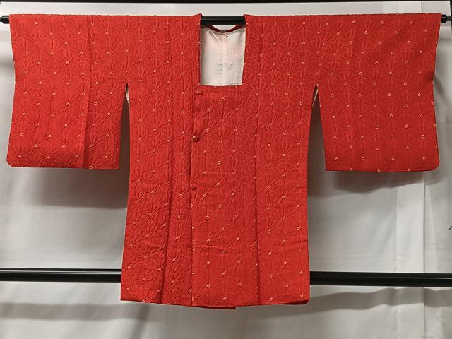 ■■■　サイズ　■■■ 身丈 84cm（肩から） 裄丈 65cm 袖丈 47.5cm　縫込み 5cm 袖幅 33.5cm 前幅 18cm 後幅 30cm 裄 お袖側 約0cm　身頃側 約2cm ■■■　商品詳細　■■■ 【正絹】 状態は接写画像のように下前立襟・羽裏に汚れがございますが その他特に目立ったシミ汚れなどもなく大変良い状態です。 大変上質な逸品になります。 お安く出品致しますので、是非この機会にいかがでしょうか？ ■■■　注意事項　■■■ ■モニター発色の具合により色合いが異なる場合がございます。 ■寸法は多少の誤差が生じる場合がございますのでご了承ください。 ■縫込みの長さが左右非対称の場合は短い部分を記載しております。 左右非対称であってもご返品・お値引き等の保証は出来かねますので、ご了承の上ご購入をお願い致します。 ■シミ等のチェックには注意を払っておりますが、見落としがある場合もございますし、個人の見解も様々ですので神経質な方のご購入はお控えください。 ■箪笥に入っておりました着物や帯なので畳みシワや匂いがあるものもございます。 ■お休みは基本的に土日祝となりますが、その他臨時でお休みする場合がございますのでご了承ください。 ■商品の発送は平日のみの発送となります。 ■夜間と土曜、日曜日はお問い合わせの回答が遅れる場合がございます。 ■当店では、お直し、紋入れ、お手入れ等は承っておりません。 ■生地の状態（ヤケ、経年劣化等）によってはサイズ直しが出来ない場合がございます。 その点もどうかご了承のうえ、ご購入をお願いいたします。 ■弊社で取り扱う商品は一点ものにつき、時期や在庫状況に応じて金額が変更となる場合がございます。 ■検針は行っておりません。予めご了承いただきますようお願いいたします。 ■【洗える着物】と記載のある商品におきましては、商品お届け後に洗濯を行ってしまってからのご返品にはご対応しかねます。 念の為、専門店でのお手入れをお願いいたします。 ■着物のサイズ目安は下記を参考ください↓ ＜女性着物＞　お端折り次第で＋5cm　−1cmが着用可能サイズ 　例）身丈170cmの場合、身長160cm〜175cm ＜男性着物＞　身丈＋約25cm〜27cm程が適応身長 　例）身丈155cmの場合、身長180〜182cm
