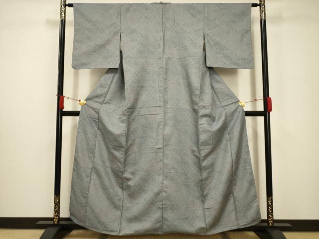 ■■■　サイズ　■■■ 身丈 157.5cm（肩から） 裄丈 62cm 袖丈 48cm　縫込み 5cm 袖幅 32.5cm 前幅 22.5cm 後幅 28cm 着物縫いこみ 内揚げ 5cm 裄 お袖側 約4cm　身頃側 約5cm ■■■　商品詳細　■■■ 【化繊】 状態は画像を添付しておりますので、そちらをご確認下さいますよう宜しくお願い致します。 お安く出品致しますので、是非この機会にいかがでしょうか？※ご自身で洗濯された場合の保証はできかねます。 専門店にご相談ください。 ■■■　注意事項　■■■ ■モニター発色の具合により色合いが異なる場合がございます。 ■寸法は多少の誤差が生じる場合がございますのでご了承ください。 ■縫込みの長さが左右非対称の場合は短い部分を記載しております。 左右非対称であってもご返品・お値引き等の保証は出来かねますので、ご了承の上ご購入をお願い致します。 ■シミ等のチェックには注意を払っておりますが、見落としがある場合もございますし、個人の見解も様々ですので神経質な方のご購入はお控えください。 ■箪笥に入っておりました着物や帯なので畳みシワや匂いがあるものもございます。 ■お休みは基本的に土日祝となりますが、その他臨時でお休みする場合がございますのでご了承ください。 ■商品の発送は平日のみの発送となります。 ■夜間と土曜、日曜日はお問い合わせの回答が遅れる場合がございます。 ■当店では、お直し、紋入れ、お手入れ等は承っておりません。 ■生地の状態（ヤケ、経年劣化等）によってはサイズ直しが出来ない場合がございます。 その点もどうかご了承のうえ、ご購入をお願いいたします。 ■弊社で取り扱う商品は一点ものにつき、時期や在庫状況に応じて金額が変更となる場合がございます。 ■検針は行っておりません。予めご了承いただきますようお願いいたします。 ■【洗える着物】と記載のある商品におきましては、商品お届け後に洗濯を行ってしまってからのご返品にはご対応しかねます。 念の為、専門店でのお手入れをお願いいたします。 ■着物のサイズ目安は下記を参考ください↓ ＜女性着物＞　お端折り次第で＋5cm　−1cmが着用可能サイズ 　例）身丈170cmの場合、身長160cm〜175cm ＜男性着物＞　身丈＋約25cm〜27cm程が適応身長 　例）身丈155cmの場合、身長180〜182cm