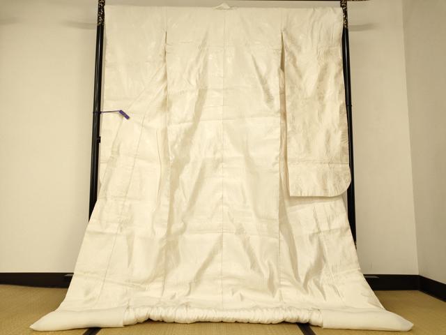 ■■■　サイズ　■■■ 身丈 200cm（肩から） 裄丈 68cm 袖丈 109cm　縫込み 6.5cm 袖幅 34.5cm 前幅 28.5cm 後幅 32.5cm 着物縫いこみ 内揚げ 0cm 裄 お袖側 約1.5cm　身頃側 約3cm ■■■　商品詳細　■■■ 【正絹】 状態は接写画像のように衿に薄い汚れがございますが その他特に目立ったシミ汚れなどもなく大変良い状態です。 大変上質な逸品になります。 お安く出品致しますので、是非この機会にいかがでしょうか？ ■■■　注意事項　■■■ ■モニター発色の具合により色合いが異なる場合がございます。 ■寸法は多少の誤差が生じる場合がございますのでご了承ください。 ■縫込みの長さが左右非対称の場合は短い部分を記載しております。 左右非対称であってもご返品・お値引き等の保証は出来かねますので、ご了承の上ご購入をお願い致します。 ■シミ等のチェックには注意を払っておりますが、見落としがある場合もございますし、個人の見解も様々ですので神経質な方のご購入はお控えください。 ■箪笥に入っておりました着物や帯なので畳みシワや匂いがあるものもございます。 ■お休みは基本的に土日祝となりますが、その他臨時でお休みする場合がございますのでご了承ください。 ■商品の発送は平日のみの発送となります。 ■夜間と土曜、日曜日はお問い合わせの回答が遅れる場合がございます。 ■当店では、お直し、紋入れ、お手入れ等は承っておりません。 ■生地の状態（ヤケ、経年劣化等）によってはサイズ直しが出来ない場合がございます。 その点もどうかご了承のうえ、ご購入をお願いいたします。 ■弊社で取り扱う商品は一点ものにつき、時期や在庫状況に応じて金額が変更となる場合がございます。 ■検針は行っておりません。予めご了承いただきますようお願いいたします。 ■【洗える着物】と記載のある商品におきましては、商品お届け後に洗濯を行ってしまってからのご返品にはご対応しかねます。 念の為、専門店でのお手入れをお願いいたします。 ■写真に写っている物が全てになります。 それ以外の付属品はございませんのでご了承ください。 ■状態に関する写真につきましては、掲載可能な写真枚数に限りがあるため、 各箇所につき1枚参考画像を掲載しております。 ■着物のサイズ目安は下記を参考ください↓ ＜女性着物＞　お端折り次第で＋5cm　−10cmが着用可能サイズ 　例）身丈170cmの場合、身長160cm〜175cm ＜男性着物＞　身丈＋約25cm〜27cm程が適応身長 　例）身丈155cmの場合、身長180cm〜182cm