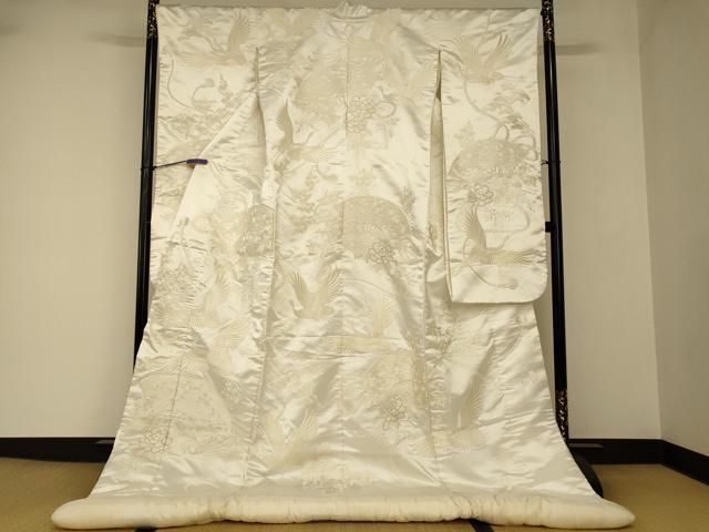 ■■■　サイズ　■■■ 身丈 196cm（肩から） 裄丈 67cm 袖丈 105cm　縫込み 8cm 袖幅 34cm 前幅 26.5cm 後幅 32.5cm 着物縫いこみ 内揚げ 0cm 裄 お袖側 約1.5cm　身頃側 約2cm ■■■　商品詳細　■■■ 【正絹・ふき綿仕立て】 状態は接写画像のようにふき綿部分・表地・袖口・胴裏に薄い汚れ、衿裏に汚れと擦れがございますが その他特に目立ったシミ汚れなどもなく大変良い状態です。 大変上質な逸品になります。 お安く出品致しますので、是非この機会にいかがでしょうか？ ■■■　注意事項　■■■ ■モニター発色の具合により色合いが異なる場合がございます。 ■寸法は多少の誤差が生じる場合がございますのでご了承ください。 ■縫込みの長さが左右非対称の場合は短い部分を記載しております。 左右非対称であってもご返品・お値引き等の保証は出来かねますので、ご了承の上ご購入をお願い致します。 ■シミ等のチェックには注意を払っておりますが、見落としがある場合もございますし、個人の見解も様々ですので神経質な方のご購入はお控えください。 ■箪笥に入っておりました着物や帯なので畳みシワや匂いがあるものもございます。 ■お休みは基本的に土日祝となりますが、その他臨時でお休みする場合がございますのでご了承ください。 ■商品の発送は平日のみの発送となります。 ■夜間と土曜、日曜日はお問い合わせの回答が遅れる場合がございます。 ■当店では、お直し、紋入れ、お手入れ等は承っておりません。 ■生地の状態（ヤケ、経年劣化等）によってはサイズ直しが出来ない場合がございます。 その点もどうかご了承のうえ、ご購入をお願いいたします。 ■弊社で取り扱う商品は一点ものにつき、時期や在庫状況に応じて金額が変更となる場合がございます。 ■検針は行っておりません。予めご了承いただきますようお願いいたします。 ■【洗える着物】と記載のある商品におきましては、商品お届け後に洗濯を行ってしまってからのご返品にはご対応しかねます。 念の為、専門店でのお手入れをお願いいたします。 ■写真に写っている物が全てになります。 それ以外の付属品はございませんのでご了承ください。 ■状態に関する写真につきましては、掲載可能な写真枚数に限りがあるため、 各箇所につき1枚参考画像を掲載しております。 ■着物のサイズ目安は下記を参考ください↓ ＜女性着物＞　お端折り次第で＋5cm　−10cmが着用可能サイズ 　例）身丈170cmの場合、身長160cm〜175cm ＜男性着物＞　身丈＋約25cm〜27cm程が適応身長 　例）身丈155cmの場合、身長180cm〜182cm