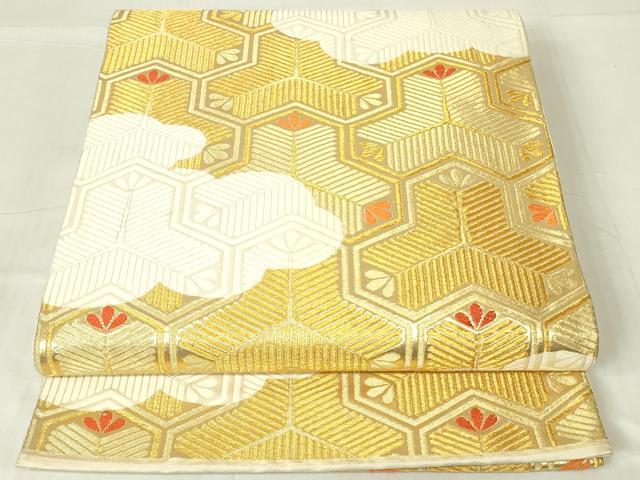 ■■■　サイズ　■■■ 長さ 412cm 幅 30.5cm程 ■■■　商品詳細　■■■ 【正絹】 詳細に関しましては、画像をご確認ください。 大変上質な逸品になります。 お安く出品致しますので、是非この機会にいかがでしょうか？ ※汚れ等に関しましては、着用時には見えない部分になるかと思いますのであまり気にならずお召になれるかと思います。 ■■■　注意事項　■■■ ■モニター発色の具合により色合いが異なる場合がございます。 ■寸法は多少の誤差が生じる場合がございますのでご了承ください。 ■縫込みの長さが左右非対称の場合は短い部分を記載しております。 左右非対称であってもご返品・お値引き等の保証は出来かねますので、ご了承の上ご購入をお願い致します。 ■シミ等のチェックには注意を払っておりますが、見落としがある場合もございますし、個人の見解も様々ですので神経質な方のご購入はお控えください。 ■箪笥に入っておりました着物や帯なので畳みシワや匂いがあるものもございます。 ■お休みは基本的に土日祝となりますが、その他臨時でお休みする場合がございますのでご了承ください。 ■商品の発送は平日のみの発送となります。 ■夜間と土曜、日曜日はお問い合わせの回答が遅れる場合がございます。 ■当店では、お直し、紋入れ、お手入れ等は承っておりません。 ■生地の状態（ヤケ、経年劣化等）によってはサイズ直しが出来ない場合がございます。 その点もどうかご了承のうえ、ご購入をお願いいたします。 ■弊社で取り扱う商品は一点ものにつき、時期や在庫状況に応じて金額が変更となる場合がございます。 ■検針は行っておりません。予めご了承いただきますようお願いいたします。 ■【洗える着物】と記載のある商品におきましては、商品お届け後に洗濯を行ってしまってからのご返品にはご対応しかねます。 念の為、専門店でのお手入れをお願いいたします。 ■着物のサイズ目安は下記を参考ください↓ ＜女性着物＞　お端折り次第で＋5cm　−1cmが着用可能サイズ 　例）身丈170cmの場合、身長160cm〜175cm ＜男性着物＞　身丈＋約25cm〜27cm程が適応身長 　例）身丈155cmの場合、身長180〜182cm