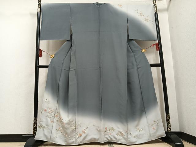 ■■■　サイズ　■■■ 身丈 160cm（肩から） 裄丈 69.5cm 袖丈 47cm　縫込み 6cm 袖幅 34cm 前幅 26.5cm 後幅 29.5cm 着物縫いこみ 内揚げ 8cm 裄 お袖側 約0cm　身頃側 約0cm ■■■　商品詳細　■■■ 【正絹】 状態は接写画像のように肩山付近・袖口・衿山に薄い汚れがございますが その他特に目立ったシミ汚れなどもなく大変良い状態です。 大変上質な逸品になります。 お安く出品致しますので、是非この機会にいかがでしょうか？ ■■■　注意事項　■■■ ■モニター発色の具合により色合いが異なる場合がございます。 ■寸法は多少の誤差が生じる場合がございますのでご了承ください。 ■縫込みの長さが左右非対称の場合は短い部分を記載しております。 左右非対称であってもご返品・お値引き等の保証は出来かねますので、ご了承の上ご購入をお願い致します。 ■シミ等のチェックには注意を払っておりますが、見落としがある場合もございますし、個人の見解も様々ですので神経質な方のご購入はお控えください。 ■箪笥に入っておりました着物や帯なので畳みシワや匂いがあるものもございます。 ■お休みは基本的に土日祝となりますが、その他臨時でお休みする場合がございますのでご了承ください。 ■商品の発送は平日のみの発送となります。 ■夜間と土曜、日曜日はお問い合わせの回答が遅れる場合がございます。 ■当店では、お直し、紋入れ、お手入れ等は承っておりません。 ■生地の状態（ヤケ、経年劣化等）によってはサイズ直しが出来ない場合がございます。 その点もどうかご了承のうえ、ご購入をお願いいたします。 ■弊社で取り扱う商品は一点ものにつき、時期や在庫状況に応じて金額が変更となる場合がございます。 ■検針は行っておりません。予めご了承いただきますようお願いいたします。 ■【洗える着物】と記載のある商品におきましては、商品お届け後に洗濯を行ってしまってからのご返品にはご対応しかねます。 念の為、専門店でのお手入れをお願いいたします。 ■着物のサイズ目安は下記を参考ください↓ ＜女性着物＞　お端折り次第で＋5cm　−1cmが着用可能サイズ 　例）身丈170cmの場合、身長160cm〜175cm ＜男性着物＞　身丈＋約25cm〜27cm程が適応身長 　例）身丈155cmの場合、身長180〜182cm