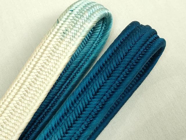 ■■■　サイズ　■■■ 長さ　約143cm（房を除く） ■■■　商品詳細　■■■ 【正絹・未使用】 状態は接写画像のように所々に薄い汚れがございます。 大変上質な極上の逸品になります。 お安く出品致しますので、是非この機会にいかがでしょうか？ ■■■　注意事項　■■■ ■モニター発色の具合により色合いが異なる場合がございます。 ■寸法は多少の誤差が生じる場合がございますのでご了承ください。 ■縫込みの長さが左右非対称の場合は短い部分を記載しております。 左右非対称であってもご返品・お値引き等の保証は出来かねますので、ご了承の上ご購入をお願い致します。 ■シミ等のチェックには注意を払っておりますが、見落としがある場合もございますし、個人の見解も様々ですので神経質な方のご購入はお控えください。 ■箪笥に入っておりました着物や帯なので畳みシワや匂いがあるものもございます。 ■お休みは基本的に土日祝となりますが、その他臨時でお休みする場合がございますのでご了承ください。 ■商品の発送は平日のみの発送となります。 ■夜間と土曜、日曜日はお問い合わせの回答が遅れる場合がございます。 ■当店では、お直し、紋入れ、お手入れ等は承っておりません。 ■生地の状態（ヤケ、経年劣化等）によってはサイズ直しが出来ない場合がございます。 その点もどうかご了承のうえ、ご購入をお願いいたします。 ■弊社で取り扱う商品は一点ものにつき、時期や在庫状況に応じて金額が変更となる場合がございます。 ■検針は行っておりません。予めご了承いただきますようお願いいたします。 ■【洗える着物】と記載のある商品におきましては、商品お届け後に洗濯を行ってしまってからのご返品にはご対応しかねます。 念の為、専門店でのお手入れをお願いいたします。 ■写真に写っている物が全てになります。 それ以外の付属品はございませんのでご了承ください。 ■着物のサイズ目安は下記を参考ください↓ ＜女性着物＞　お端折り次第で＋5cm　−10cmが着用可能サイズ 　例）身丈170cmの場合、身長160cm〜175cm ＜男性着物＞　身丈＋約25cm〜27cm程が適応身長 　例）身丈155cmの場合、身長180cm〜182cm