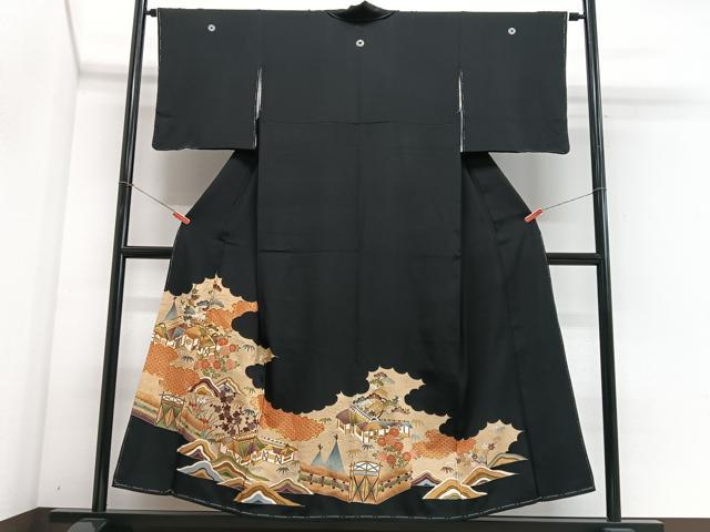 ■■■　サイズ　■■■ 身丈 151cm（肩から） 裄丈 62cm 袖丈 46cm　縫込み 4cm 袖幅 32cm 前幅 22.5cm 後幅 30.5cm 着物縫いこみ 内揚げ 3cm 裄 お袖側 約3cm　身頃側 約3cm ■■■　商品詳細　■■■ 【正絹・五つ紋・比翼仕立て】 状態は画像を添付しておりますので、そちらをご確認下さいますよう宜しくお願い致します。 大変上質な逸品になります。 お安く出品致しますので、是非この機会にいかがでしょうか？ ■■■　注意事項　■■■ ■モニター発色の具合により色合いが異なる場合がございます。 ■寸法は多少の誤差が生じる場合がございますのでご了承ください。 ■縫込みの長さが左右非対称の場合は短い部分を記載しております。 左右非対称であってもご返品・お値引き等の保証は出来かねますので、ご了承の上ご購入をお願い致します。 ■シミ等のチェックには注意を払っておりますが、見落としがある場合もございますし、個人の見解も様々ですので神経質な方のご購入はお控えください。 ■箪笥に入っておりました着物や帯なので畳みシワや匂いがあるものもございます。 ■お休みは基本的に土日祝となりますが、その他臨時でお休みする場合がございますのでご了承ください。 ■商品の発送は平日のみの発送となります。 ■夜間と土曜、日曜日はお問い合わせの回答が遅れる場合がございます。 ■当店では、お直し、紋入れ、お手入れ等は承っておりません。 ■生地の状態（ヤケ、経年劣化等）によってはサイズ直しが出来ない場合がございます。 その点もどうかご了承のうえ、ご購入をお願いいたします。 ■弊社で取り扱う商品は一点ものにつき、時期や在庫状況に応じて金額が変更となる場合がございます。 ■検針は行っておりません。予めご了承いただきますようお願いいたします。 ■【洗える着物】と記載のある商品におきましては、商品お届け後に洗濯を行ってしまってからのご返品にはご対応しかねます。 念の為、専門店でのお手入れをお願いいたします。 ■写真に写っている物が全てになります。それ以外の付属品はございませんのでご了承ください。 ■状態に関する写真につきましては、掲載可能な写真枚数に限りがあるため、各箇所につき1枚参考画像を掲載しております。 ■着物のサイズ目安は下記を参考ください↓ ＜女性着物＞　お端折り次第で＋5cm　－1cmが着用可能サイズ 　例）身丈170cmの場合、身長160cm～175cm ＜男性着物＞　身丈＋約25cm～27cm程が適応身長 　例）身丈155cmの場合、身長180～182cm