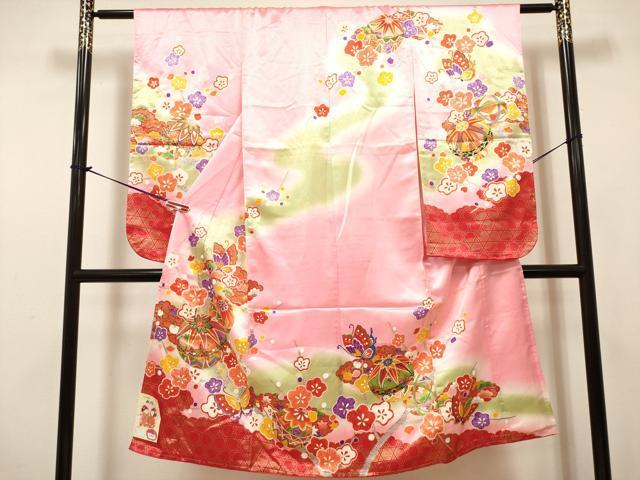 ■■■　サイズ　■■■ 【祝着】 身丈 132.5cm（肩から） 裄丈 57cm（肩上げ　0cm） 袖丈 76cm　縫込み 2cm 袖幅 32cm 前幅 18.5cm 後幅 26cm 着物縫いこみ 内揚げ 0cm （腰上げ　0cm） 裄 お袖側 約2cm　身頃側 約1cm ■■■　商品詳細　■■■ 【表地：アセテート90％ポリエステル10％・裏地：アセテート】 状態は接写画像のように衿裏に裂け、 衿・両袖前後・表地所々・衿裏・胴裏に薄い汚れがございます。 ぜひお手入れをされてお召しになられてはいかがでしょうか。 お安く出品致しますので、是非この機会にいかがでしょうか？ ※肩上げと腰上げがされておりません。 ※ご自身で洗濯された場合の保証はできかねます。専門店にご相談ください。 ■■■　注意事項　■■■ ■モニター発色の具合により色合いが異なる場合がございます。 ■寸法は多少の誤差が生じる場合がございますのでご了承ください。 ■縫込みの長さが左右非対称の場合は短い部分を記載しております。 左右非対称であってもご返品・お値引き等の保証は出来かねますので、ご了承の上ご購入をお願い致します。 ■シミ等のチェックには注意を払っておりますが、見落としがある場合もございますし、個人の見解も様々ですので神経質な方のご購入はお控えください。 ■箪笥に入っておりました着物や帯なので畳みシワや匂いがあるものもございます。 ■お休みは基本的に土日祝となりますが、その他臨時でお休みする場合がございますのでご了承ください。 ■商品の発送は平日のみの発送となります。 ■夜間と土曜、日曜日はお問い合わせの回答が遅れる場合がございます。 ■当店では、お直し、紋入れ、お手入れ等は承っておりません。 ■生地の状態（ヤケ、経年劣化等）によってはサイズ直しが出来ない場合がございます。 その点もどうかご了承のうえ、ご購入をお願いいたします。 ■弊社で取り扱う商品は一点ものにつき、時期や在庫状況に応じて金額が変更となる場合がございます。 ■検針は行っておりません。予めご了承いただきますようお願いいたします。 ■【洗える着物】と記載のある商品におきましては、商品お届け後に洗濯を行ってしまってからのご返品にはご対応しかねます。 念の為、専門店でのお手入れをお願いいたします。 ■写真に写っている物が全てになります。それ以外の付属品はございませんのでご了承ください。 ■状態に関する写真につきましては、掲載可能な写真枚数に限りがあるため、各箇所につき1枚参考画像を掲載しております。 ■着物のサイズ目安は下記を参考ください↓ ＜女性着物＞　お端折り次第で＋5cm　−1cmが着用可能サイズ 　例）身丈170cmの場合、身長160cm〜175cm ＜男性着物＞　身丈＋約25cm〜27cm程が適応身長 　例）身丈155cmの場合、身長180〜182cm