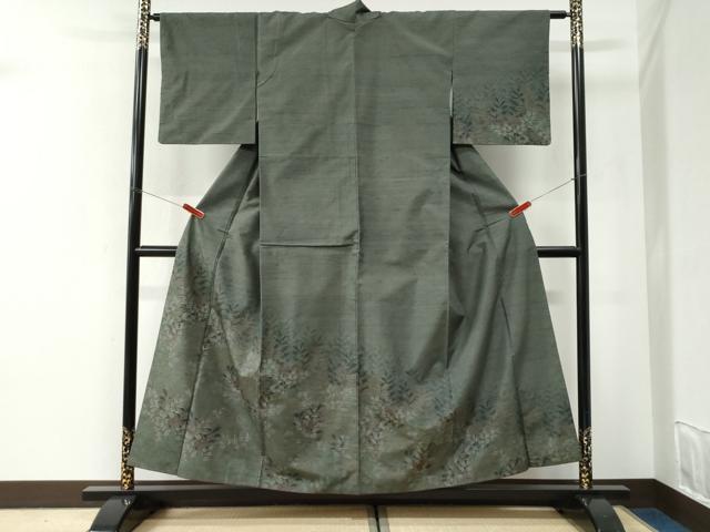 ■■■　サイズ　■■■ 身丈 153.5cm（肩から） 裄丈 63cm 袖丈 45cm　縫込み 8cm 袖幅 31cm 前幅 25cm 後幅 31cm 着物縫いこみ 内揚げ 6.5cm 裄 お袖側 約4cm　身頃側 約2cm ■■■　商品詳細　■■■ 【正絹】 状態は特に目立ったシミ汚れなどもなく大変良い状態です。 大変上質な逸品になります。 お安く出品致しますので、是非この機会にいかがでしょうか？ ■■■　注意事項　■■■ ■モニター発色の具合により色合いが異なる場合がございます。 ■寸法は多少の誤差が生じる場合がございますのでご了承ください。 ■縫込みの長さが左右非対称の場合は短い部分を記載しております。 左右非対称であってもご返品・お値引き等の保証は出来かねますので、ご了承の上ご購入をお願い致します。 ■シミ等のチェックには注意を払っておりますが、見落としがある場合もございますし、個人の見解も様々ですので神経質な方のご購入はお控えください。 ■箪笥に入っておりました着物や帯なので畳みシワや匂いがあるものもございます。 ■お休みは基本的に土日祝となりますが、その他臨時でお休みする場合がございますのでご了承ください。 ■商品の発送は平日のみの発送となります。 ■夜間と土曜、日曜日はお問い合わせの回答が遅れる場合がございます。 ■当店では、お直し、紋入れ、お手入れ等は承っておりません。 ■生地の状態（ヤケ、経年劣化等）によってはサイズ直しが出来ない場合がございます。 その点もどうかご了承のうえ、ご購入をお願いいたします。 ■弊社で取り扱う商品は一点ものにつき、時期や在庫状況に応じて金額が変更となる場合がございます。 ■検針は行っておりません。予めご了承いただきますようお願いいたします。 ■【洗える着物】と記載のある商品におきましては、商品お届け後に洗濯を行ってしまってからのご返品にはご対応しかねます。 念の為、専門店でのお手入れをお願いいたします。 ■写真に写っている物が全てになります。それ以外の付属品はございませんのでご了承ください。 ■状態に関する写真につきましては、掲載可能な写真枚数に限りがあるため、各箇所につき1枚参考画像を掲載しております。 ■着物のサイズ目安は下記を参考ください↓ ＜女性着物＞　お端折り次第で＋5cm　−1cmが着用可能サイズ 　例）身丈170cmの場合、身長160cm〜175cm ＜男性着物＞　身丈＋約25cm〜27cm程が適応身長 　例）身丈155cmの場合、身長180〜182cm