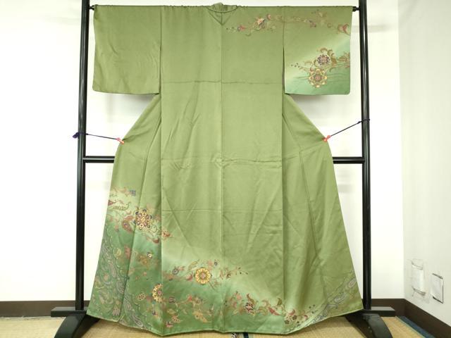 ■■■　サイズ　■■■ 身丈 162cm（肩から） 裄丈 63cm 袖丈 45.5cm　縫込み 4cm 袖幅 32cm 前幅 24cm 後幅 30cm 着物縫いこみ 内揚げ 6cm 裄 お袖側 約2cm　身頃側 約1cm ■■■　商品詳細　■■■ 【正絹】 状態は特に目立ったシミ汚れなどもなく大変良い状態です。 大変上質な逸品になります。 お安く出品致しますので、是非この機会にいかがでしょうか？ ■■■　注意事項　■■■ ■モニター発色の具合により色合いが異なる場合がございます。 ■寸法は多少の誤差が生じる場合がございますのでご了承ください。 ■縫込みの長さが左右非対称の場合は短い部分を記載しております。 左右非対称であってもご返品・お値引き等の保証は出来かねますので、ご了承の上ご購入をお願い致します。 ■シミ等のチェックには注意を払っておりますが、見落としがある場合もございますし、個人の見解も様々ですので神経質な方のご購入はお控えください。 ■箪笥に入っておりました着物や帯なので畳みシワや匂いがあるものもございます。 ■お休みは基本的に土日祝となりますが、その他臨時でお休みする場合がございますのでご了承ください。 ■商品の発送は平日のみの発送となります。 ■夜間と土曜、日曜日はお問い合わせの回答が遅れる場合がございます。 ■当店では、お直し、紋入れ、お手入れ等は承っておりません。 ■生地の状態（ヤケ、経年劣化等）によってはサイズ直しが出来ない場合がございます。 その点もどうかご了承のうえ、ご購入をお願いいたします。 ■弊社で取り扱う商品は一点ものにつき、時期や在庫状況に応じて金額が変更となる場合がございます。 ■検針は行っておりません。予めご了承いただきますようお願いいたします。 ■【洗える着物】と記載のある商品におきましては、商品お届け後に洗濯を行ってしまってからのご返品にはご対応しかねます。 念の為、専門店でのお手入れをお願いいたします。 ■写真に写っている物が全てになります。それ以外の付属品はございませんのでご了承ください。 ■状態に関する写真につきましては、掲載可能な写真枚数に限りがあるため、各箇所につき1枚参考画像を掲載しております。 ■着物のサイズ目安は下記を参考ください↓ ＜女性着物＞　お端折り次第で＋5cm　−1cmが着用可能サイズ 　例）身丈170cmの場合、身長160cm〜175cm ＜男性着物＞　身丈＋約25cm〜27cm程が適応身長 　例）身丈155cmの場合、身長180〜182cm