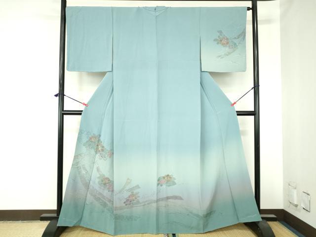■■■　サイズ　■■■ 身丈 164cm（肩から） 裄丈 65cm 袖丈 49cm　縫込み 5cm 袖幅 33cm 前幅 26cm 後幅 31cm 着物縫いこみ 内揚げ 5cm 裄 お袖側 約2cm　身頃側 約1cm ■■■　商品詳細　■■■ 【正絹】 状態は特に目立ったシミ汚れなどもなく大変良い状態です。 大変上質な逸品になります。 お安く出品致しますので、是非この機会にいかがでしょうか？ ■■■　注意事項　■■■ ■モニター発色の具合により色合いが異なる場合がございます。 ■寸法は多少の誤差が生じる場合がございますのでご了承ください。 ■縫込みの長さが左右非対称の場合は短い部分を記載しております。 左右非対称であってもご返品・お値引き等の保証は出来かねますので、ご了承の上ご購入をお願い致します。 ■シミ等のチェックには注意を払っておりますが、見落としがある場合もございますし、個人の見解も様々ですので神経質な方のご購入はお控えください。 ■箪笥に入っておりました着物や帯なので畳みシワや匂いがあるものもございます。 ■お休みは基本的に土日祝となりますが、その他臨時でお休みする場合がございますのでご了承ください。 ■商品の発送は平日のみの発送となります。 ■夜間と土曜、日曜日はお問い合わせの回答が遅れる場合がございます。 ■当店では、お直し、紋入れ、お手入れ等は承っておりません。 ■生地の状態（ヤケ、経年劣化等）によってはサイズ直しが出来ない場合がございます。 その点もどうかご了承のうえ、ご購入をお願いいたします。 ■弊社で取り扱う商品は一点ものにつき、時期や在庫状況に応じて金額が変更となる場合がございます。 ■検針は行っておりません。予めご了承いただきますようお願いいたします。 ■【洗える着物】と記載のある商品におきましては、商品お届け後に洗濯を行ってしまってからのご返品にはご対応しかねます。 念の為、専門店でのお手入れをお願いいたします。 ■写真に写っている物が全てになります。それ以外の付属品はございませんのでご了承ください。 ■状態に関する写真につきましては、掲載可能な写真枚数に限りがあるため、各箇所につき1枚参考画像を掲載しております。 ■着物のサイズ目安は下記を参考ください↓ ＜女性着物＞　お端折り次第で＋5cm　−1cmが着用可能サイズ 　例）身丈170cmの場合、身長160cm〜175cm ＜男性着物＞　身丈＋約25cm〜27cm程が適応身長 　例）身丈155cmの場合、身長180〜182cm