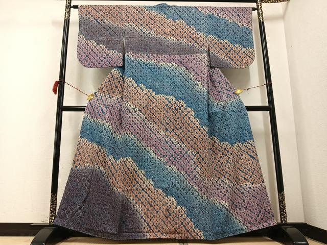 ■■■　サイズ　■■■ 身丈 159cm（肩から） 裄丈 62.5cm 袖丈 48cm　縫込み 3cm 袖幅 32cm 前幅 24cm 後幅 28cm 着物縫いこみ 内揚げ 3cm 裄 お袖側 約2cm　身頃側 約3cm ■■■　商品詳細　■■■ 【正絹】 状態は特に目立ったシミ汚れなどもなく大変良い状態です。 漢方紬は我が国の庶民の民間薬であり漢方薬を 材料として染め上げた紬を身に着けることにより日常生活の中で 自然と体内に吸収され健康的な着物として「漢方染紬」を研究開発しました。 漢方染で染め出した美しいお色みは化学染料にくらべて風合いがやさしく、 どこか品の良い風合いに作家さんのこだわりの感じられる仕上がりです。 長く着ていても飽きのこない漢方染ならではの、大変上質な逸品になります。 大変上質な逸品になります。 お安く出品致しますので、是非この機会にいかがでしょうか？ ■■■　注意事項　■■■ ■モニター発色の具合により色合いが異なる場合がございます。 ■寸法は多少の誤差が生じる場合がございますのでご了承ください。 ■縫込みの長さが左右非対称の場合は短い部分を記載しております。 左右非対称であってもご返品・お値引き等の保証は出来かねますので、ご了承の上ご購入をお願い致します。 ■シミ等のチェックには注意を払っておりますが、見落としがある場合もございますし、個人の見解も様々ですので神経質な方のご購入はお控えください。 ■箪笥に入っておりました着物や帯なので畳みシワや匂いがあるものもございます。 ■お休みは基本的に土日祝となりますが、その他臨時でお休みする場合がございますのでご了承ください。 ■商品の発送は平日のみの発送となります。 ■夜間と土曜、日曜日はお問い合わせの回答が遅れる場合がございます。 ■当店では、お直し、紋入れ、お手入れ等は承っておりません。 ■生地の状態（ヤケ、経年劣化等）によってはサイズ直しが出来ない場合がございます。 その点もどうかご了承のうえ、ご購入をお願いいたします。 ■弊社で取り扱う商品は一点ものにつき、時期や在庫状況に応じて金額が変更となる場合がございます。 ■検針は行っておりません。予めご了承いただきますようお願いいたします。 ■【洗える着物】と記載のある商品におきましては、商品お届け後に洗濯を行ってしまってからのご返品にはご対応しかねます。 念の為、専門店でのお手入れをお願いいたします。 ■着物のサイズ目安は下記を参考ください↓ ＜女性着物＞　お端折り次第で＋5?　−10?が着用可能サイズ 　例）身丈170?の場合、身長160?〜175? ＜男性着物＞　身丈＋約25?〜27?程が適応身長 　例）身丈155?の場合、身長180〜182?