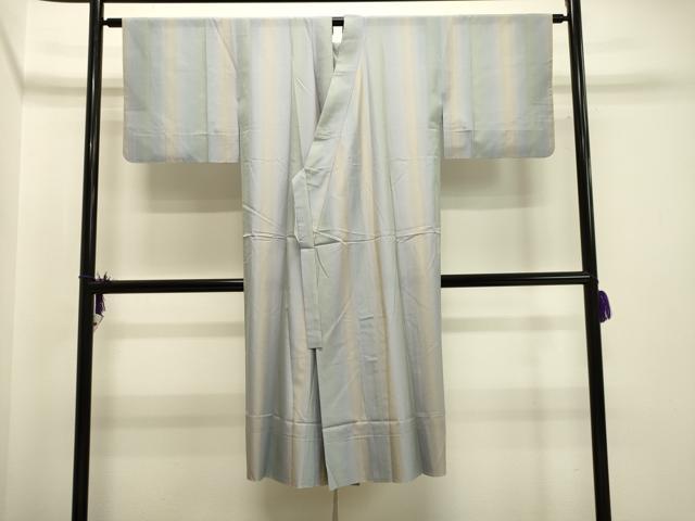 ■■■　サイズ　■■■ 身丈 127cm（肩から） 裄丈 66cm 袖丈 42cm　縫込み 7cm 袖幅 33.5cm 前幅 27.5cm 後幅 30.5cm 着物縫いこみ 内揚げ 0cm 裄 お袖側 約3.5cm　身頃側 約3cm ■■■　商品詳細　■■■ 【正絹】 状態は特に目立ったシミ汚れなどもなく大変良い状態です。 大変上質な逸品になります。 お安く出品致しますので、是非この機会にいかがでしょうか？ ■■■　注意事項　■■■ ■モニター発色の具合により色合いが異なる場合がございます。 ■寸法は多少の誤差が生じる場合がございますのでご了承ください。 ■縫込みの長さが左右非対称の場合は短い部分を記載しております。 左右非対称であってもご返品・お値引き等の保証は出来かねますので、ご了承の上ご購入をお願い致します。 ■シミ等のチェックには注意を払っておりますが、見落としがある場合もございますし、個人の見解も様々ですので神経質な方のご購入はお控えください。 ■箪笥に入っておりました着物や帯なので畳みシワや匂いがあるものもございます。 ■お休みは基本的に土日祝となりますが、その他臨時でお休みする場合がございますのでご了承ください。 ■商品の発送は平日のみの発送となります。 ■夜間と土曜、日曜日はお問い合わせの回答が遅れる場合がございます。 ■当店では、お直し、紋入れ、お手入れ等は承っておりません。 ■生地の状態（ヤケ、経年劣化等）によってはサイズ直しが出来ない場合がございます。 その点もどうかご了承のうえ、ご購入をお願いいたします。 ■弊社で取り扱う商品は一点ものにつき、時期や在庫状況に応じて金額が変更となる場合がございます。 ■検針は行っておりません。予めご了承いただきますようお願いいたします。 ■【洗える着物】と記載のある商品におきましては、商品お届け後に洗濯を行ってしまってからのご返品にはご対応しかねます。 念の為、専門店でのお手入れをお願いいたします。 ■着物のサイズ目安は下記を参考ください↓ ＜女性着物＞　お端折り次第で＋5?　−10?が着用可能サイズ 　例）身丈170?の場合、身長160?〜175? ＜男性着物＞　身丈＋約25?〜27?程が適応身長 　例）身丈155?の場合、身長180〜182?