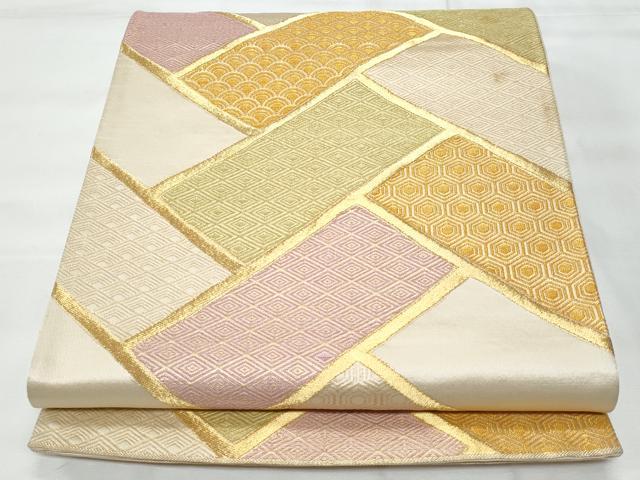■■■　サイズ　■■■ 長さ 416cm 幅 30cm程 ■■■　商品詳細　■■■ 【正絹・芯なし】 詳細に関しましては、画像をご確認ください。 大変上質な逸品になります。 お安く出品致しますので、是非この機会にいかがでしょうか？ ■■■　注意事項　■■■ ■モニター発色の具合により色合いが異なる場合がございます。 ■寸法は多少の誤差が生じる場合がございますのでご了承ください。 ■縫込みの長さが左右非対称の場合は短い部分を記載しております。 左右非対称であってもご返品・お値引き等の保証は出来かねますので、ご了承の上ご購入をお願い致します。 ■シミ等のチェックには注意を払っておりますが、見落としがある場合もございますし、個人の見解も様々ですので神経質な方のご購入はお控えください。 ■箪笥に入っておりました着物や帯なので畳みシワや匂いがあるものもございます。 ■お休みは基本的に土日祝となりますが、その他臨時でお休みする場合がございますのでご了承ください。 ■商品の発送は平日のみの発送となります。 ■夜間と土曜、日曜日はお問い合わせの回答が遅れる場合がございます。 ■当店では、お直し、紋入れ、お手入れ等は承っておりません。 ■生地の状態（ヤケ、経年劣化等）によってはサイズ直しが出来ない場合がございます。 その点もどうかご了承のうえ、ご購入をお願いいたします。 ■弊社で取り扱う商品は一点ものにつき、時期や在庫状況に応じて金額が変更となる場合がございます。 ■検針は行っておりません。予めご了承いただきますようお願いいたします。 ■【洗える着物】と記載のある商品におきましては、商品お届け後に洗濯を行ってしまってからのご返品にはご対応しかねます。 念の為、専門店でのお手入れをお願いいたします。 ■着物のサイズ目安は下記を参考ください↓ ＜女性着物＞　お端折り次第で＋5cm　−1cmが着用可能サイズ 　例）身丈170cmの場合、身長160cm〜175cm ＜男性着物＞　身丈＋約25cm〜27cm程が適応身長 　例）身丈155cmの場合、身長180〜182cm