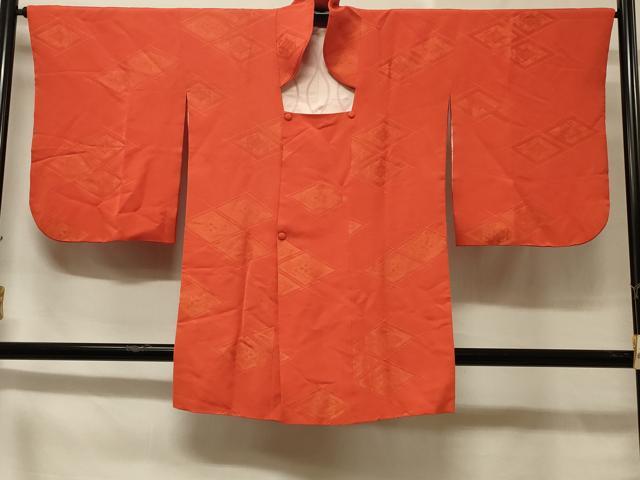 ■■■　サイズ　■■■ 身丈 88.5cm（肩から） 裄丈 66.5cm 袖丈 53.5cm　縫込み 6cm 袖幅 34.5cm 前幅 21.5cm 後幅 29.5cm 裄 お袖側 約1.5cm　身頃側 約1cm ■■■　商品詳細　■■■ 【正絹】 状態は画像を添付しておりますので、そちらをご確認下さいますよう宜しくお願い致します。 大変上質な逸品になります。 お安く出品致しますので、是非この機会にいかがでしょうか？ ■■■　注意事項　■■■ ■モニター発色の具合により色合いが異なる場合がございます。 ■寸法は多少の誤差が生じる場合がございますのでご了承ください。 ■縫込みの長さが左右非対称の場合は短い部分を記載しております。 左右非対称であってもご返品・お値引き等の保証は出来かねますので、ご了承の上ご購入をお願い致します。 ■シミ等のチェックには注意を払っておりますが、見落としがある場合もございますし、個人の見解も様々ですので神経質な方のご購入はお控えください。 ■箪笥に入っておりました着物や帯なので畳みシワや匂いがあるものもございます。 ■お休みは基本的に土日祝となりますが、その他臨時でお休みする場合がございますのでご了承ください。 ■商品の発送は平日のみの発送となります。 ■夜間と土曜、日曜日はお問い合わせの回答が遅れる場合がございます。 ■当店では、お直し、紋入れ、お手入れ等は承っておりません。 ■生地の状態（ヤケ、経年劣化等）によってはサイズ直しが出来ない場合がございます。 その点もどうかご了承のうえ、ご購入をお願いいたします。 ■弊社で取り扱う商品は一点ものにつき、時期や在庫状況に応じて金額が変更となる場合がございます。 ■検針は行っておりません。予めご了承いただきますようお願いいたします。 ■【洗える着物】と記載のある商品におきましては、商品お届け後に洗濯を行ってしまってからのご返品にはご対応しかねます。 念の為、専門店でのお手入れをお願いいたします。 ■着物のサイズ目安は下記を参考ください↓ ＜女性着物＞　お端折り次第で＋5cm　−1cmが着用可能サイズ 　例）身丈170cmの場合、身長160cm〜175cm ＜男性着物＞　身丈＋約25cm〜27cm程が適応身長 　例）身丈155cmの場合、身長180〜182cm