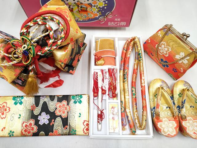 ■■■　サイズ　■■■ 【草履】 長さ 16.5cm　幅 7cm　高さ 4cm程 【帯】 胴回り長さ 89.5cm 幅 11cm程 リボン横　27cm程 ■■■　商品詳細　■■■ 【アセテート】 状態は参考画像のように汚れがございます。 お安く出品致しますので、是非この機会にいかがでしょうか？ ※箱に傷みがございますが商品には問題ございません。 ※帯の飾りは安全ピンで留められています。 ■■■　注意事項　■■■ ■モニター発色の具合により色合いが異なる場合がございます。 ■寸法は多少の誤差が生じる場合がございますのでご了承ください。 ■縫込みの長さが左右非対称の場合は短い部分を記載しております。 左右非対称であってもご返品・お値引き等の保証は出来かねますので、ご了承の上ご購入をお願い致します。 ■シミ等のチェックには注意を払っておりますが、見落としがある場合もございますし、個人の見解も様々ですので神経質な方のご購入はお控えください。 ■箪笥に入っておりました着物や帯なので畳みシワや匂いがあるものもございます。 ■お休みは基本的に土日祝となりますが、その他臨時でお休みする場合がございますのでご了承ください。 ■商品の発送は平日のみの発送となります。 ■夜間と土曜、日曜日はお問い合わせの回答が遅れる場合がございます。 ■当店では、お直し、紋入れ、お手入れ等は承っておりません。 ■生地の状態（ヤケ、経年劣化等）によってはサイズ直しが出来ない場合がございます。 その点もどうかご了承のうえ、ご購入をお願いいたします。 ■弊社で取り扱う商品は一点ものにつき、時期や在庫状況に応じて金額が変更となる場合がございます。 ■検針は行っておりません。予めご了承いただきますようお願いいたします。 ■【洗える着物】と記載のある商品におきましては、商品お届け後に洗濯を行ってしまってからのご返品にはご対応しかねます。 念の為、専門店でのお手入れをお願いいたします。 ■写真に写っている物が全てになります。それ以外の付属品はございませんのでご了承ください。 ■状態に関する写真につきましては、掲載可能な写真枚数に限りがあるため、各箇所につき1枚参考画像を掲載しております。 ■着物のサイズ目安は下記を参考ください↓ ＜女性着物＞　お端折り次第で＋5cm　−1cmが着用可能サイズ 　例）身丈170cmの場合、身長160cm〜175cm ＜男性着物＞　身丈＋約25cm〜27cm程が適応身長 　例）身丈155cmの場合、身長180〜182cm