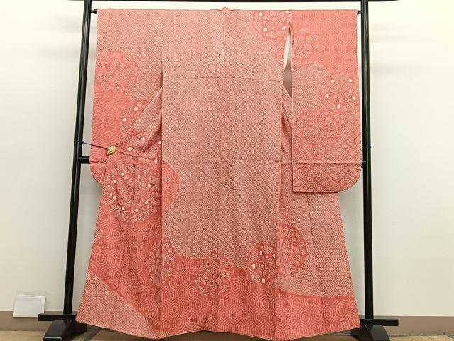 ■■■　サイズ　■■■ 身丈 159.5cm（肩から） 裄丈 64.5cm 袖丈 92.5cm　縫込み 12cm 袖幅 32cm 前幅 25cm 後幅 30cm 着物縫いこみ 内揚げ 0cm 裄 お袖側 約1.5cm　身頃側 約0cm ■■■　商品詳細　■■■ 【正絹】 状態は画像を添付しておりますので、そちらをご確認下さいますよう宜しくお願い致します。 大変上質な逸品になりますのでぜひお手入れをされてお召しになられてはいかがでしょうか。 お安く出品致しますので、是非この機会にいかがでしょうか？ ■■■　注意事項　■■■ ■モニター発色の具合により色合いが異なる場合がございます。 ■寸法は多少の誤差が生じる場合がございますのでご了承ください。 ■縫込みの長さが左右非対称の場合は短い部分を記載しております。 左右非対称であってもご返品・お値引き等の保証は出来かねますので、ご了承の上ご購入をお願い致します。 ■シミ等のチェックには注意を払っておりますが、見落としがある場合もございますし、個人の見解も様々ですので神経質な方のご購入はお控えください。 ■箪笥に入っておりました着物や帯なので畳みシワや匂いがあるものもございます。 ■お休みは基本的に土日祝となりますが、その他臨時でお休みする場合がございますのでご了承ください。 ■商品の発送は平日のみの発送となります。 ■夜間と土曜、日曜日はお問い合わせの回答が遅れる場合がございます。 ■当店では、お直し、紋入れ、お手入れ等は承っておりません。 ■生地の状態（ヤケ、経年劣化等）によってはサイズ直しが出来ない場合がございます。 その点もどうかご了承のうえ、ご購入をお願いいたします。 ■弊社で取り扱う商品は一点ものにつき、時期や在庫状況に応じて金額が変更となる場合がございます。 ■検針は行っておりません。予めご了承いただきますようお願いいたします。 ■【洗える着物】と記載のある商品におきましては、商品お届け後に洗濯を行ってしまってからのご返品にはご対応しかねます。 念の為、専門店でのお手入れをお願いいたします。 ■写真に写っている物が全てになります。それ以外の付属品はございませんのでご了承ください。 ■状態に関する写真につきましては、掲載可能な写真枚数に限りがあるため、各箇所につき1枚参考画像を掲載しております。 ■着物のサイズ目安は下記を参考ください↓ ＜女性着物＞　お端折り次第で＋5cm　−1cmが着用可能サイズ 　例）身丈170cmの場合、身長160cm〜175cm ＜男性着物＞　身丈＋約25cm〜27cm程が適応身長 　例）身丈155cmの場合、身長180〜182cm