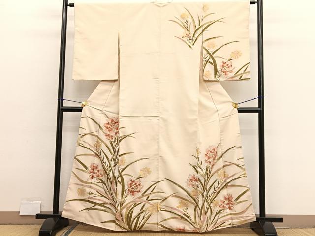 ■■■　サイズ　■■■ 身丈 160cm（肩から） 裄丈 62.5cm 袖丈 59cm　縫込み 5cm 袖幅 32cm 前幅 22.5cm 後幅 28cm 着物縫いこみ 内揚げ 0cm 裄 お袖側 約3cm　身頃側 約6cm ■■■　商品詳細　■■■ 【正絹】 状態は画像を添付しておりますので、そちらをご確認下さいますよう宜しくお願い致します。 大変上質な逸品になります。 お安く出品致しますので、是非この機会にいかがでしょうか？ ■■■　注意事項　■■■ ■モニター発色の具合により色合いが異なる場合がございます。 ■寸法は多少の誤差が生じる場合がございますのでご了承ください。 ■縫込みの長さが左右非対称の場合は短い部分を記載しております。 左右非対称であってもご返品・お値引き等の保証は出来かねますので、ご了承の上ご購入をお願い致します。 ■シミ等のチェックには注意を払っておりますが、見落としがある場合もございますし、個人の見解も様々ですので神経質な方のご購入はお控えください。 ■箪笥に入っておりました着物や帯なので畳みシワや匂いがあるものもございます。 ■お休みは基本的に土日祝となりますが、その他臨時でお休みする場合がございますのでご了承ください。 ■商品の発送は平日のみの発送となります。 ■夜間と土曜、日曜日はお問い合わせの回答が遅れる場合がございます。 ■当店では、お直し、紋入れ、お手入れ等は承っておりません。 ■生地の状態（ヤケ、経年劣化等）によってはサイズ直しが出来ない場合がございます。 その点もどうかご了承のうえ、ご購入をお願いいたします。 ■弊社で取り扱う商品は一点ものにつき、時期や在庫状況に応じて金額が変更となる場合がございます。 ■検針は行っておりません。予めご了承いただきますようお願いいたします。 ■【洗える着物】と記載のある商品におきましては、商品お届け後に洗濯を行ってしまってからのご返品にはご対応しかねます。 念の為、専門店でのお手入れをお願いいたします。 ■写真に写っている物が全てになります。それ以外の付属品はございませんのでご了承ください。 ■状態に関する写真につきましては、掲載可能な写真枚数に限りがあるため、各箇所につき1枚参考画像を掲載しております。 ■着物のサイズ目安は下記を参考ください↓ ＜女性着物＞　お端折り次第で＋5cm　−1cmが着用可能サイズ 　例）身丈170cmの場合、身長160cm〜175cm ＜男性着物＞　身丈＋約25cm〜27cm程が適応身長 　例）身丈155cmの場合、身長180〜182cm