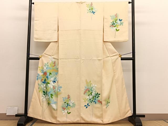 ■■■　サイズ　■■■ 身丈 161.5cm（肩から） 裄丈 64cm 袖丈 56cm　縫込み 5cm 袖幅 33cm 前幅 23cm 後幅 30cm 着物縫いこみ 内揚げ 4cm 裄 お袖側 約3.5cm　身頃側 約2.5cm ■■■　商品詳細　■■■ 【正絹】 状態は画像を添付しておりますので、そちらをご確認下さいますよう宜しくお願い致します。 大変上質な逸品になります。 お安く出品致しますので、是非この機会にいかがでしょうか？ ■■■　注意事項　■■■ ■モニター発色の具合により色合いが異なる場合がございます。 ■寸法は多少の誤差が生じる場合がございますのでご了承ください。 ■縫込みの長さが左右非対称の場合は短い部分を記載しております。 左右非対称であってもご返品・お値引き等の保証は出来かねますので、ご了承の上ご購入をお願い致します。 ■シミ等のチェックには注意を払っておりますが、見落としがある場合もございますし、個人の見解も様々ですので神経質な方のご購入はお控えください。 ■箪笥に入っておりました着物や帯なので畳みシワや匂いがあるものもございます。 ■お休みは基本的に土日祝となりますが、その他臨時でお休みする場合がございますのでご了承ください。 ■商品の発送は平日のみの発送となります。 ■夜間と土曜、日曜日はお問い合わせの回答が遅れる場合がございます。 ■当店では、お直し、紋入れ、お手入れ等は承っておりません。 ■生地の状態（ヤケ、経年劣化等）によってはサイズ直しが出来ない場合がございます。 その点もどうかご了承のうえ、ご購入をお願いいたします。 ■弊社で取り扱う商品は一点ものにつき、時期や在庫状況に応じて金額が変更となる場合がございます。 ■検針は行っておりません。予めご了承いただきますようお願いいたします。 ■【洗える着物】と記載のある商品におきましては、商品お届け後に洗濯を行ってしまってからのご返品にはご対応しかねます。 念の為、専門店でのお手入れをお願いいたします。 ■写真に写っている物が全てになります。それ以外の付属品はございませんのでご了承ください。 ■状態に関する写真につきましては、掲載可能な写真枚数に限りがあるため、各箇所につき1枚参考画像を掲載しております。 ■着物のサイズ目安は下記を参考ください↓ ＜女性着物＞　お端折り次第で＋5cm　−1cmが着用可能サイズ 　例）身丈170cmの場合、身長160cm〜175cm ＜男性着物＞　身丈＋約25cm〜27cm程が適応身長 　例）身丈155cmの場合、身長180〜182cm