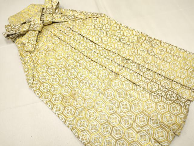 ■■■　サイズ　■■■ 【袴】 紐下　約　60cm ■■■　商品詳細　■■■ 袴【交織】 状態は特に目立ったシミ汚れなどもなく大変良い状態です。 お安く出品致しますので、是非この機会にいかがでしょうか？ ■■■　注意事項　■■■ ■モニター発色の具合により色合いが異なる場合がございます。 ■寸法は多少の誤差が生じる場合がございますのでご了承ください。 ■縫込みの長さが左右非対称の場合は短い部分を記載しております。 左右非対称であってもご返品・お値引き等の保証は出来かねますので、ご了承の上ご購入をお願い致します。 ■シミ等のチェックには注意を払っておりますが、見落としがある場合もございますし、個人の見解も様々ですので神経質な方のご購入はお控えください。 ■箪笥に入っておりました着物や帯なので畳みシワや匂いがあるものもございます。 ■お休みは基本的に土日祝となりますが、その他臨時でお休みする場合がございますのでご了承ください。 ■商品の発送は平日のみの発送となります。 ■夜間と土曜、日曜日はお問い合わせの回答が遅れる場合がございます。 ■当店では、お直し、紋入れ、お手入れ等は承っておりません。 ■生地の状態（ヤケ、経年劣化等）によってはサイズ直しが出来ない場合がございます。 その点もどうかご了承のうえ、ご購入をお願いいたします。 ■弊社で取り扱う商品は一点ものにつき、時期や在庫状況に応じて金額が変更となる場合がございます。 ■検針は行っておりません。予めご了承いただきますようお願いいたします。 ■【洗える着物】と記載のある商品におきましては、商品お届け後に洗濯を行ってしまってからのご返品にはご対応しかねます。 念の為、専門店でのお手入れをお願いいたします。 ■着物のサイズ目安は下記を参考ください↓ ＜女性着物＞　お端折り次第で＋5cm　−1cmが着用可能サイズ 　例）身丈170cmの場合、身長160cm〜175cm ＜男性着物＞　身丈＋約25cm〜27cm程が適応身長 　例）身丈155cmの場合、身長180〜182cm