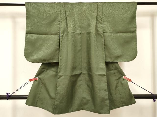 ■■■　サイズ　■■■ 【祝着】 身丈 91cm（肩から） 裄丈 45.5cm（肩上げ　3cm） 袖丈 50.5cm　縫込み 1.5cm 袖幅 28cm 前幅 18.5cm 後幅 22.5cm 着物縫いこみ 内揚げ 0cm （腰上げ　0cm） 裄 お袖側 約1.5cm　身頃側 約0cm ■■■　商品詳細　■■■ 着物【化繊】 状態は接写画像のように上前胸付近に薄い汚れがございますが その他特に目立ったシミ汚れなどもなく大変良い状態です。 お安く出品致しますので、是非この機会にいかがでしょうか？ ※胴裏にペン書きがございます。 ※ご自身で洗濯された場合の保証はできかねます。専門店にご相談ください。 ■■■　注意事項　■■■ ■モニター発色の具合により色合いが異なる場合がございます。 ■寸法は多少の誤差が生じる場合がございますのでご了承ください。 ■縫込みの長さが左右非対称の場合は短い部分を記載しております。 左右非対称であってもご返品・お値引き等の保証は出来かねますので、ご了承の上ご購入をお願い致します。 ■シミ等のチェックには注意を払っておりますが、見落としがある場合もございますし、個人の見解も様々ですので神経質な方のご購入はお控えください。 ■箪笥に入っておりました着物や帯なので畳みシワや匂いがあるものもございます。 ■お休みは基本的に土日祝となりますが、その他臨時でお休みする場合がございますのでご了承ください。 ■商品の発送は平日のみの発送となります。 ■夜間と土曜、日曜日はお問い合わせの回答が遅れる場合がございます。 ■当店では、お直し、紋入れ、お手入れ等は承っておりません。 ■生地の状態（ヤケ、経年劣化等）によってはサイズ直しが出来ない場合がございます。 その点もどうかご了承のうえ、ご購入をお願いいたします。 ■弊社で取り扱う商品は一点ものにつき、時期や在庫状況に応じて金額が変更となる場合がございます。 ■検針は行っておりません。予めご了承いただきますようお願いいたします。 ■【洗える着物】と記載のある商品におきましては、商品お届け後に洗濯を行ってしまってからのご返品にはご対応しかねます。 念の為、専門店でのお手入れをお願いいたします。 ■着物のサイズ目安は下記を参考ください↓ ＜女性着物＞　お端折り次第で＋5cm　−1cmが着用可能サイズ 　例）身丈170cmの場合、身長160cm〜175cm ＜男性着物＞　身丈＋約25cm〜27cm程が適応身長 　例）身丈155cmの場合、身長180〜182cm