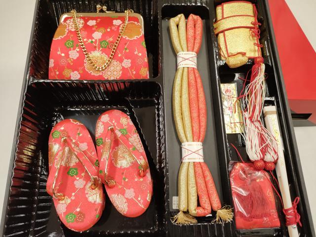 平和屋着物[]女の子 3歳 子供 小物セット(草履・バッグ・帯締め) 雪輪枝梅文 金糸 箱付き 逸品 DABC5099ma