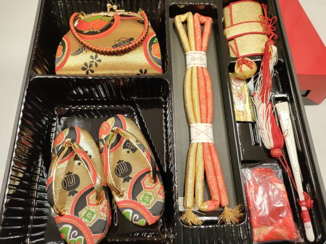 平和屋着物[]女の子 3歳 子供 小物セット(草履・バッグ・帯締め) 舞蝶吉祥丸文 金糸 箱付き 逸品 DABC5100ma