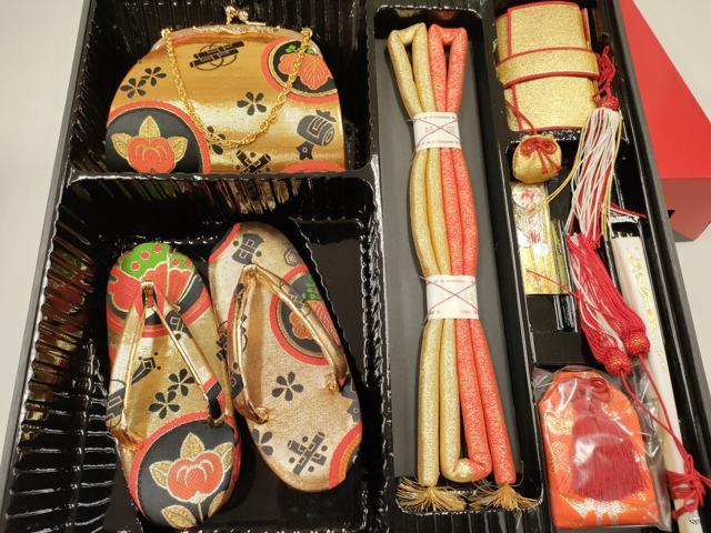 平和屋着物[]女の子 3歳・5歳 子供 小物セット(草履・バッグ・帯締め) 舞蝶吉祥丸文 金糸 箱付き 逸品 DABC5101ma