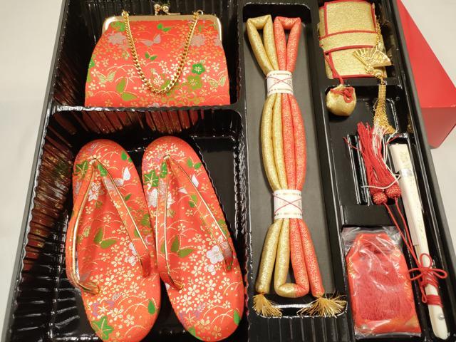 平和屋着物[]女の子 7歳 子供 小物セット(草履・バッグ・帯締め) 花蝶文 金銀糸 箱付き 逸品 DABC5102ma