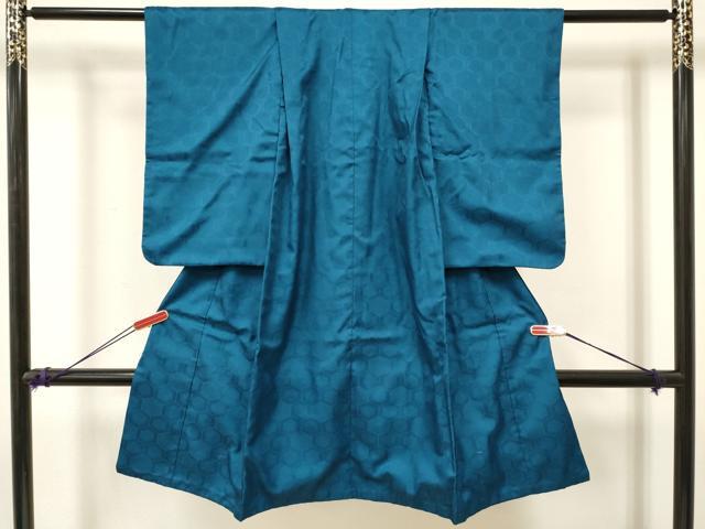■■■　サイズ　■■■ 【祝着】 身丈 106.5cm（肩から） 裄丈 44cm（肩上げ　5.5cm） 袖丈 55.5cm　縫込み 2cm 袖幅 30cm 前幅 19cm 後幅 25cm 着物縫いこみ 内揚げ 0cm （腰上げ　0cm） 裄 お袖側 約1.5cm　身頃側 約1cm ■■■　商品詳細　■■■ 着物【化繊・重ね衿：取り外し可能】 状態は接写画像のように上前にスレがございますが その他特に目立ったシミ汚れなどもなく大変良い状態です。 お安く出品致しますので、是非この機会にいかがでしょうか？ ※ご自身で洗濯された場合の保証はできかねます。専門店にご相談ください。 ■■■　注意事項　■■■ ■モニター発色の具合により色合いが異なる場合がございます。 ■寸法は多少の誤差が生じる場合がございますのでご了承ください。 ■縫込みの長さが左右非対称の場合は短い部分を記載しております。 左右非対称であってもご返品・お値引き等の保証は出来かねますので、ご了承の上ご購入をお願い致します。 ■シミ等のチェックには注意を払っておりますが、見落としがある場合もございますし、個人の見解も様々ですので神経質な方のご購入はお控えください。 ■箪笥に入っておりました着物や帯なので畳みシワや匂いがあるものもございます。 ■お休みは基本的に土日祝となりますが、その他臨時でお休みする場合がございますのでご了承ください。 ■商品の発送は平日のみの発送となります。 ■夜間と土曜、日曜日はお問い合わせの回答が遅れる場合がございます。 ■当店では、お直し、紋入れ、お手入れ等は承っておりません。 ■生地の状態（ヤケ、経年劣化等）によってはサイズ直しが出来ない場合がございます。 その点もどうかご了承のうえ、ご購入をお願いいたします。 ■弊社で取り扱う商品は一点ものにつき、時期や在庫状況に応じて金額が変更となる場合がございます。 ■検針は行っておりません。予めご了承いただきますようお願いいたします。 ■【洗える着物】と記載のある商品におきましては、商品お届け後に洗濯を行ってしまってからのご返品にはご対応しかねます。 念の為、専門店でのお手入れをお願いいたします。 ■着物のサイズ目安は下記を参考ください↓ ＜女性着物＞　お端折り次第で＋5cm　−1cmが着用可能サイズ 　例）身丈170cmの場合、身長160cm〜175cm ＜男性着物＞　身丈＋約25cm〜27cm程が適応身長 　例）身丈155cmの場合、身長180〜182cm