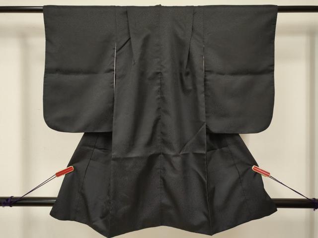 ■■■　サイズ　■■■ 【祝着】 身丈 91cm（肩から） 裄丈 46cm（肩上げ　2.5cm） 袖丈 50.5cm　縫込み 1cm 袖幅 28cm 前幅 17.5cm 後幅 21.5cm 着物縫いこみ 内揚げ 0cm （腰上げ　0cm） 裄 お袖側 約1cm　身頃側 約1.5cm ■■■　商品詳細　■■■ 着物【化繊】 状態は特に目立ったシミ汚れなどもなく大変良い状態です。 お安く出品致しますので、是非この機会にいかがでしょうか？ ※ご自身で洗濯された場合の保証はできかねます。専門店にご相談ください。 ■■■　注意事項　■■■ ■モニター発色の具合により色合いが異なる場合がございます。 ■寸法は多少の誤差が生じる場合がございますのでご了承ください。 ■縫込みの長さが左右非対称の場合は短い部分を記載しております。 左右非対称であってもご返品・お値引き等の保証は出来かねますので、ご了承の上ご購入をお願い致します。 ■シミ等のチェックには注意を払っておりますが、見落としがある場合もございますし、個人の見解も様々ですので神経質な方のご購入はお控えください。 ■箪笥に入っておりました着物や帯なので畳みシワや匂いがあるものもございます。 ■お休みは基本的に土日祝となりますが、その他臨時でお休みする場合がございますのでご了承ください。 ■商品の発送は平日のみの発送となります。 ■夜間と土曜、日曜日はお問い合わせの回答が遅れる場合がございます。 ■当店では、お直し、紋入れ、お手入れ等は承っておりません。 ■生地の状態（ヤケ、経年劣化等）によってはサイズ直しが出来ない場合がございます。 その点もどうかご了承のうえ、ご購入をお願いいたします。 ■弊社で取り扱う商品は一点ものにつき、時期や在庫状況に応じて金額が変更となる場合がございます。 ■検針は行っておりません。予めご了承いただきますようお願いいたします。 ■【洗える着物】と記載のある商品におきましては、商品お届け後に洗濯を行ってしまってからのご返品にはご対応しかねます。 念の為、専門店でのお手入れをお願いいたします。 ■着物のサイズ目安は下記を参考ください↓ ＜女性着物＞　お端折り次第で＋5cm　−1cmが着用可能サイズ 　例）身丈170cmの場合、身長160cm〜175cm ＜男性着物＞　身丈＋約25cm〜27cm程が適応身長 　例）身丈155cmの場合、身長180〜182cm