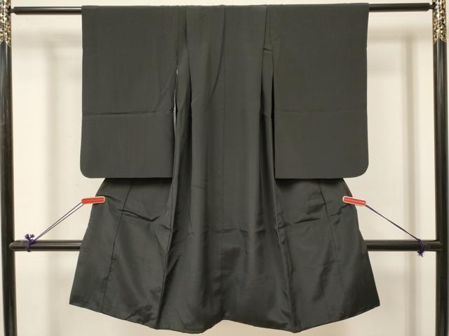 ■■■　サイズ　■■■ 【祝着】 身丈 105.5cm（肩から） 裄丈 46.5cm（肩上げ　4.5cm） 袖丈 57cm　縫込み 1.5cm 袖幅 31cm 前幅 19cm 後幅 24.5cm 着物縫いこみ 内揚げ 0cm （腰上げ　0cm） 裄 お袖側 約1cm　身頃側 約1cm ■■■　商品詳細　■■■ 着物【化繊】 状態は特に目立ったシミ汚れなどもなく大変良い状態です。 お安く出品致しますので、是非この機会にいかがでしょうか？ ※ご自身で洗濯された場合の保証はできかねます。専門店にご相談ください。 ■■■　注意事項　■■■ ■モニター発色の具合により色合いが異なる場合がございます。 ■寸法は多少の誤差が生じる場合がございますのでご了承ください。 ■縫込みの長さが左右非対称の場合は短い部分を記載しております。 左右非対称であってもご返品・お値引き等の保証は出来かねますので、ご了承の上ご購入をお願い致します。 ■シミ等のチェックには注意を払っておりますが、見落としがある場合もございますし、個人の見解も様々ですので神経質な方のご購入はお控えください。 ■箪笥に入っておりました着物や帯なので畳みシワや匂いがあるものもございます。 ■お休みは基本的に土日祝となりますが、その他臨時でお休みする場合がございますのでご了承ください。 ■商品の発送は平日のみの発送となります。 ■夜間と土曜、日曜日はお問い合わせの回答が遅れる場合がございます。 ■当店では、お直し、紋入れ、お手入れ等は承っておりません。 ■生地の状態（ヤケ、経年劣化等）によってはサイズ直しが出来ない場合がございます。 その点もどうかご了承のうえ、ご購入をお願いいたします。 ■弊社で取り扱う商品は一点ものにつき、時期や在庫状況に応じて金額が変更となる場合がございます。 ■検針は行っておりません。予めご了承いただきますようお願いいたします。 ■【洗える着物】と記載のある商品におきましては、商品お届け後に洗濯を行ってしまってからのご返品にはご対応しかねます。 念の為、専門店でのお手入れをお願いいたします。 ■着物のサイズ目安は下記を参考ください↓ ＜女性着物＞　お端折り次第で＋5cm　−1cmが着用可能サイズ 　例）身丈170cmの場合、身長160cm〜175cm ＜男性着物＞　身丈＋約25cm〜27cm程が適応身長 　例）身丈155cmの場合、身長180〜182cm