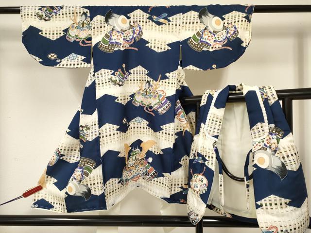 ■■■　サイズ　■■■ 【祝着】 身丈 75cm（肩から） 裄丈 42cm（肩上げ　0cm） 袖丈 25cm　縫込み 1cm 袖幅 24.5cm 前幅 15.5cm 後幅 16.5cm 着物縫いこみ 内揚げ 0cm （腰上げ　0cm） 裄 お袖側 約1cm　身頃側 約0cm 【被布】 身丈 44.5cm（肩から） 裄丈 11.5cm（肩上げ　3cm） ■■■　商品詳細　■■■ 着物・被布【正絹・未使用】のいずれも 状態は接写画像のように裏地に薄い汚れがございますが その他表地は特に目立ったシミ汚れなどもなく大変良い状態です。 気にならない方であればそのままお召しになれるかと思います。 大変上質な逸品になります。 お安く出品致しますので、是非この機会にいかがでしょうか？ ※着物の肩上げと腰上げがされておりません。 ■■■　注意事項　■■■ ■モニター発色の具合により色合いが異なる場合がございます。 ■寸法は多少の誤差が生じる場合がございますのでご了承ください。 ■縫込みの長さが左右非対称の場合は短い部分を記載しております。 左右非対称であってもご返品・お値引き等の保証は出来かねますので、ご了承の上ご購入をお願い致します。 ■シミ等のチェックには注意を払っておりますが、見落としがある場合もございますし、個人の見解も様々ですので神経質な方のご購入はお控えください。 ■箪笥に入っておりました着物や帯なので畳みシワや匂いがあるものもございます。 ■お休みは基本的に土日祝となりますが、その他臨時でお休みする場合がございますのでご了承ください。 ■商品の発送は平日のみの発送となります。 ■夜間と土曜、日曜日はお問い合わせの回答が遅れる場合がございます。 ■当店では、お直し、紋入れ、お手入れ等は承っておりません。 ■生地の状態（ヤケ、経年劣化等）によってはサイズ直しが出来ない場合がございます。 その点もどうかご了承のうえ、ご購入をお願いいたします。 ■弊社で取り扱う商品は一点ものにつき、時期や在庫状況に応じて金額が変更となる場合がございます。 ■検針は行っておりません。予めご了承いただきますようお願いいたします。 ■【洗える着物】と記載のある商品におきましては、商品お届け後に洗濯を行ってしまってからのご返品にはご対応しかねます。 念の為、専門店でのお手入れをお願いいたします。 ■着物のサイズ目安は下記を参考ください↓ ＜女性着物＞　お端折り次第で＋5cm　−1cmが着用可能サイズ 　例）身丈170cmの場合、身長160cm〜175cm ＜男性着物＞　身丈＋約25cm〜27cm程が適応身長 　例）身丈155cmの場合、身長180〜182cm