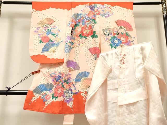 ■■■　サイズ　■■■ 【祝着】 身丈 97cm（肩から） 裄丈 43.5cm（肩上げ　1.5cm） 袖丈 56.5cm　縫込み 1.5cm 袖幅 30.5cm 前幅 14.5cm 後幅 17cm 着物縫いこみ 内揚げ 0cm （腰上げ　0cm） 裄 お袖側 約1.5cm　身頃側 約1cm 【長襦袢】 身丈 79.5cm（肩から） 裄丈 42cm（肩上げ　1.5cm） 袖丈 56cm　縫込み 2.5cm 袖幅 31cm 前幅 14cm 後幅 15.5cm 着物縫いこみ 内揚げ 0cm （腰上げ　7.5cm） 裄 お袖側 約1cm　身頃側 約1.5cm ■■■　商品詳細　■■■ 着物【正絹】の 状態は接写画像のように上前・後身頃に薄い汚れがございますが その他特に目立ったシミ汚れなどもなく大変良い状態です。 長襦袢【化繊】の 状態は接写画像のように裏地に薄い汚れがございますが その他表地は特に目立ったシミ汚れなどもなく大変良い状態です。 大変上質な逸品になります。 お安く出品致しますので、是非この機会にいかがでしょうか？ ※襦袢の袖幅が着物よりも大きい仕立てになっておりますので、ご確認の上ご入札くださいませ。 ■■■　注意事項　■■■ ■モニター発色の具合により色合いが異なる場合がございます。 ■寸法は多少の誤差が生じる場合がございますのでご了承ください。 ■縫込みの長さが左右非対称の場合は短い部分を記載しております。 左右非対称であってもご返品・お値引き等の保証は出来かねますので、ご了承の上ご購入をお願い致します。 ■シミ等のチェックには注意を払っておりますが、見落としがある場合もございますし、個人の見解も様々ですので神経質な方のご購入はお控えください。 ■箪笥に入っておりました着物や帯なので畳みシワや匂いがあるものもございます。 ■お休みは基本的に土日祝となりますが、その他臨時でお休みする場合がございますのでご了承ください。 ■商品の発送は平日のみの発送となります。 ■夜間と土曜、日曜日はお問い合わせの回答が遅れる場合がございます。 ■当店では、お直し、紋入れ、お手入れ等は承っておりません。 ■生地の状態（ヤケ、経年劣化等）によってはサイズ直しが出来ない場合がございます。 その点もどうかご了承のうえ、ご購入をお願いいたします。 ■弊社で取り扱う商品は一点ものにつき、時期や在庫状況に応じて金額が変更となる場合がございます。 ■検針は行っておりません。予めご了承いただきますようお願いいたします。 ■【洗える着物】と記載のある商品におきましては、商品お届け後に洗濯を行ってしまってからのご返品にはご対応しかねます。 念の為、専門店でのお手入れをお願いいたします。 ■着物のサイズ目安は下記を参考ください↓ ＜女性着物＞　お端折り次第で＋5cm　−1cmが着用可能サイズ 　例）身丈170cmの場合、身長160cm〜175cm ＜男性着物＞　身丈＋約25cm〜27cm程が適応身長 　例）身丈155cmの場合、身長180〜182cm