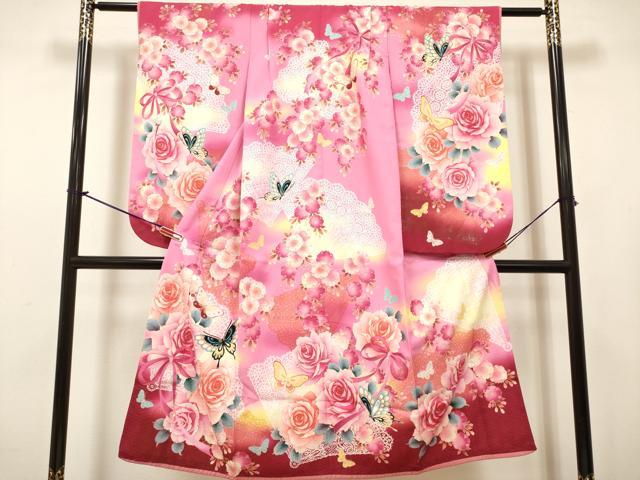 ■■■　サイズ　■■■ 【祝着】 身丈 138cm（肩から） 裄丈 56cm（肩上げ　2cm） 袖丈 76cm　縫込み 3.5cm 袖幅 34.5cm 前幅 20cm 後幅 24.5cm 着物縫いこみ 内揚げ 0cm （腰上げ　0cm） 裄 お袖側 約3cm　身頃側 約0cm ■■■　商品詳細　■■■ 【ポリエステル100％・重ね衿：取り外し可能・通し胴裏】 状態は接写画像のように表地に箔剥がれがございますがその他特に目立ったシミ汚れなどもなく大変良い状態です。 お安く出品致しますので、是非この機会にいかがでしょうか？ ※ご自身で洗濯された場合の保証はできかねます。専門店にご相談ください。 ■■■　注意事項　■■■ ■モニター発色の具合により色合いが異なる場合がございます。 ■寸法は多少の誤差が生じる場合がございますのでご了承ください。 ■縫込みの長さが左右非対称の場合は短い部分を記載しております。 左右非対称であってもご返品・お値引き等の保証は出来かねますので、ご了承の上ご購入をお願い致します。 ■シミ等のチェックには注意を払っておりますが、見落としがある場合もございますし、個人の見解も様々ですので神経質な方のご購入はお控えください。 ■箪笥に入っておりました着物や帯なので畳みシワや匂いがあるものもございます。 ■お休みは基本的に土日祝となりますが、その他臨時でお休みする場合がございますのでご了承ください。 ■商品の発送は平日のみの発送となります。 ■夜間と土曜、日曜日はお問い合わせの回答が遅れる場合がございます。 ■当店では、お直し、紋入れ、お手入れ等は承っておりません。 ■生地の状態（ヤケ、経年劣化等）によってはサイズ直しが出来ない場合がございます。 その点もどうかご了承のうえ、ご購入をお願いいたします。 ■弊社で取り扱う商品は一点ものにつき、時期や在庫状況に応じて金額が変更となる場合がございます。 ■検針は行っておりません。予めご了承いただきますようお願いいたします。 ■【洗える着物】と記載のある商品におきましては、商品お届け後に洗濯を行ってしまってからのご返品にはご対応しかねます。 念の為、専門店でのお手入れをお願いいたします。 ■写真に写っている物が全てになります。それ以外の付属品はございませんのでご了承ください。 ■状態に関する写真につきましては、掲載可能な写真枚数に限りがあるため、各箇所につき1枚参考画像を掲載しております。 ■着物のサイズ目安は下記を参考ください↓ ＜女性着物＞　お端折り次第で＋5cm　−1cmが着用可能サイズ 　例）身丈170cmの場合、身長160cm〜175cm ＜男性着物＞　身丈＋約25cm〜27cm程が適応身長 　例）身丈155cmの場合、身長180〜182cm