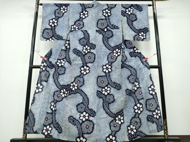 ■■■　サイズ　■■■ 身丈 158cm（肩から） 裄丈 65cm 袖丈 48cm　縫込み 2cm 袖幅 33cm 前幅 25.5cm 後幅 32cm 着物縫いこみ 内揚げ 0cm 裄 お袖側 約2cm　身頃側 約1.5cm ■■■　商品詳細　■■■ 【綿】 状態は接写画像のように衿山に汚れ、表地所々に薄いシミがございます。 人気の高い“有松鳴海絞り”の浴衣でございます。 “鳴海絞り”ならではの表情を生み出す立体感と 淡いぼかしで息を吹き込まれ、 今にも動き出しそうな迫力を放っております。 夏祭りや花火大会、これから増えるイベントに連れ立って、 より夏をお楽しみ下さいませ。 大変上質な逸品になりますのでぜひお手入れをされてお召しになられてはいかがでしょうか。 お安く出品致しますので、是非この機会にいかがでしょうか？ ■■■　注意事項　■■■ ■モニター発色の具合により色合いが異なる場合がございます。 ■寸法は多少の誤差が生じる場合がございますのでご了承ください。 ■縫込みの長さが左右非対称の場合は短い部分を記載しております。 左右非対称であってもご返品・お値引き等の保証は出来かねますので、ご了承の上ご購入をお願い致します。 ■シミ等のチェックには注意を払っておりますが、見落としがある場合もございますし、個人の見解も様々ですので神経質な方のご購入はお控えください。 ■箪笥に入っておりました着物や帯なので畳みシワや匂いがあるものもございます。 ■お休みは基本的に土日祝となりますが、その他臨時でお休みする場合がございますのでご了承ください。 ■商品の発送は平日のみの発送となります。 ■夜間と土曜、日曜日はお問い合わせの回答が遅れる場合がございます。 ■当店では、お直し、紋入れ、お手入れ等は承っておりません。 ■生地の状態（ヤケ、経年劣化等）によってはサイズ直しが出来ない場合がございます。 その点もどうかご了承のうえ、ご購入をお願いいたします。 ■弊社で取り扱う商品は一点ものにつき、時期や在庫状況に応じて金額が変更となる場合がございます。 ■検針は行っておりません。予めご了承いただきますようお願いいたします。 ■【洗える着物】と記載のある商品におきましては、商品お届け後に洗濯を行ってしまってからのご返品にはご対応しかねます。 念の為、専門店でのお手入れをお願いいたします。 ■着物のサイズ目安は下記を参考ください↓ ＜女性着物＞　お端折り次第で＋5cm　−1cmが着用可能サイズ 　例）身丈170cmの場合、身長160cm〜175cm ＜男性着物＞　身丈＋約25cm〜27cm程が適応身長 　例）身丈155cmの場合、身長180〜182cm
